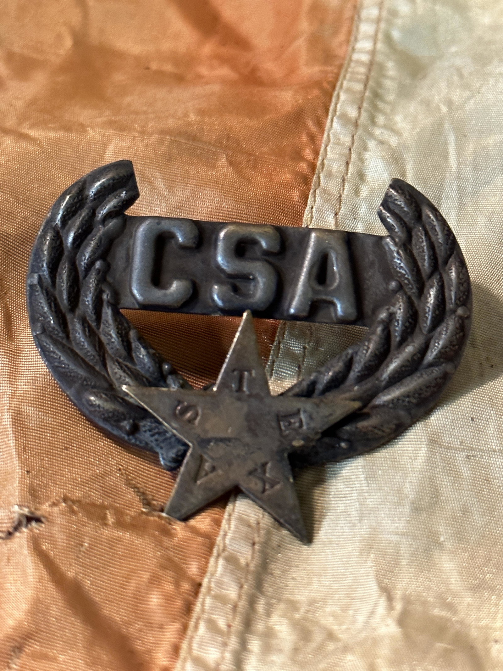 RARE CIVIL WAR CSA CONFEDERATE TEXAS WITH WREATH CAP HAT KEPI BADGE INSIGNIA: RARE CIVIL WAR CSA CONFEDERATE TEXAS WITH WREATH CAP HAT KEPI BADGE INSIGNIA. A RARE FIND. IT IS IN MINT OVERALL SHAPE AND CONDITION WITH A BEAUTIFUL OVERALL PATINA. SHOWS GOOD WEAR AND USE. PLEASE VI