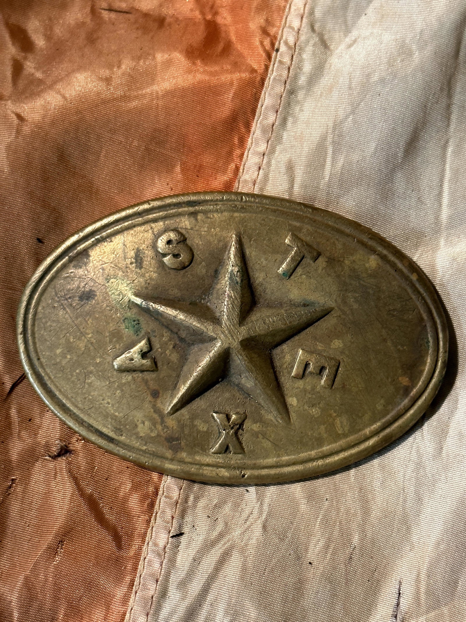 RARE CIVIL WAR TEXAS OFFICER BELT BUCKLE WITH 3 HOOK CONSTRUCTION: RARE CIVIL WAR TEXAS OFFICER BELT BUCKLE WITH 3 HOOK CONSTRUCTION. A VERY RARE FIND. IT IS IN MINT OVERALL SHAPE AND CONDITION WITH A BEAUTIFUL OVERALL PATINA. SHOWS GOOD WEAR AND USE. PLEASE VIEW ALL