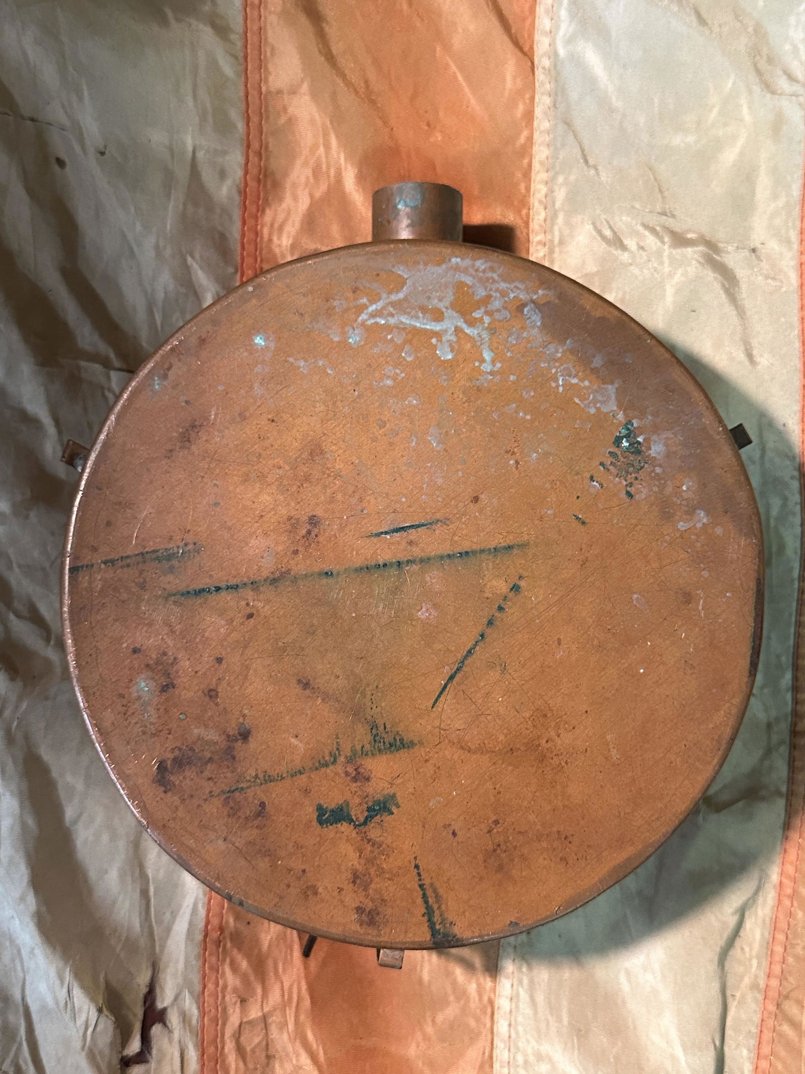 RARE CIVIL WAR CONFEDERATE OFFICER DRUM CANTEEN: RARE CIVIL WAR CONFEDERATE OFFICER DRUM CANTEEN. A RARE FIND. IT IS IN MINT OVERALL SHAPE AND CONDITION WITH A BEAUTIFUL OVERALL PATINA. SHOWS GOOD WEAR AND USE. PLEASE VIEW ALL DETAILED PICTURES. A R