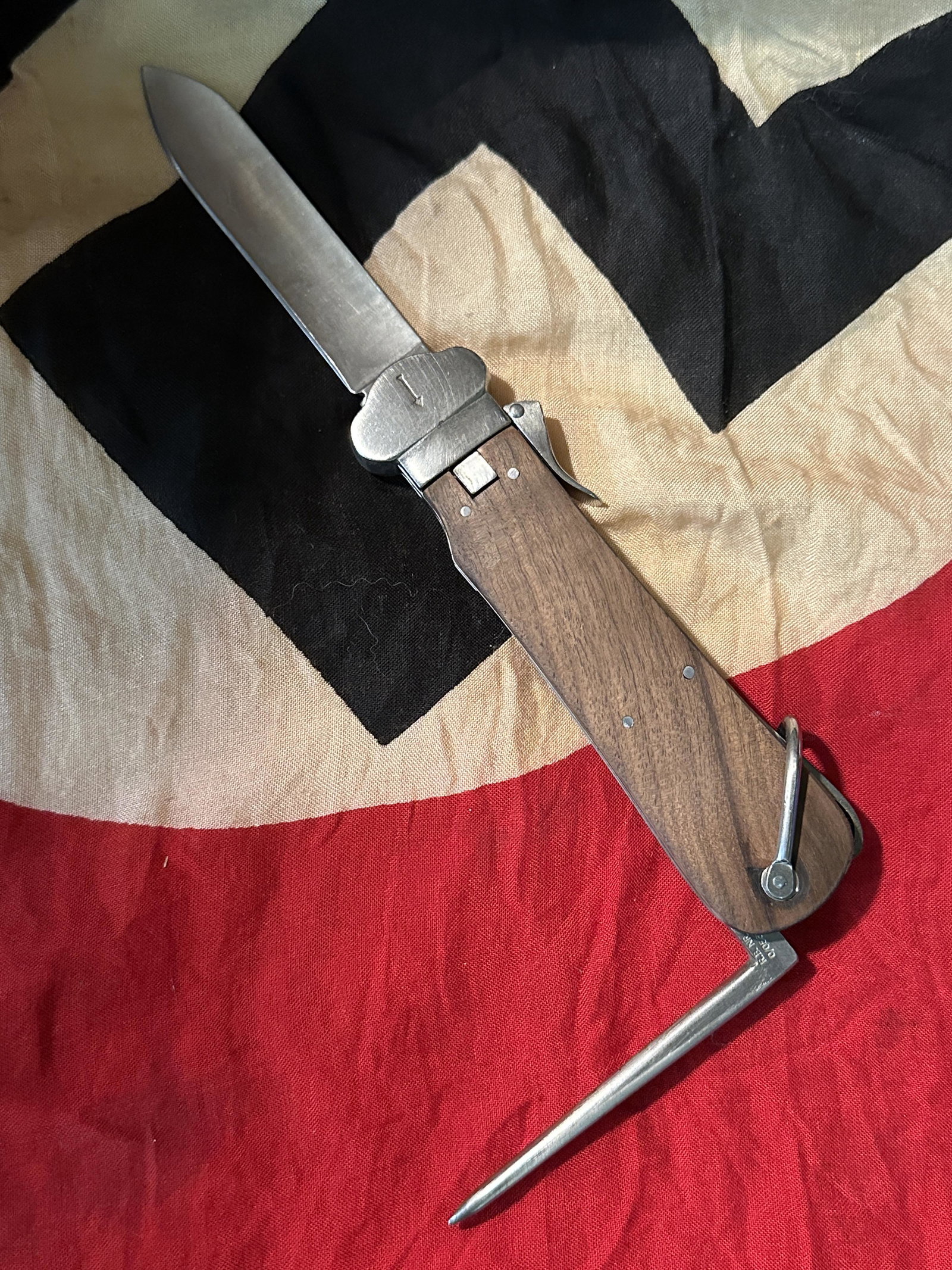 RARE WW2 GERMAN PARATROOPER GRAVITY KNIFE WITH SPIKE - MAKER MARKED: RARE WW2 GERMAN PARATROOPER GRAVITY KNIFE WITH SPIKE - MAKER MARKED ON THE SPIKE. A VERY RARE FIND. IT IS IN MINT OVERALL SHAPE AND CONDITION WITH A BEAUTIFUL OVERALL PATINA. SHOWS GOOD WEAR AND USE. 