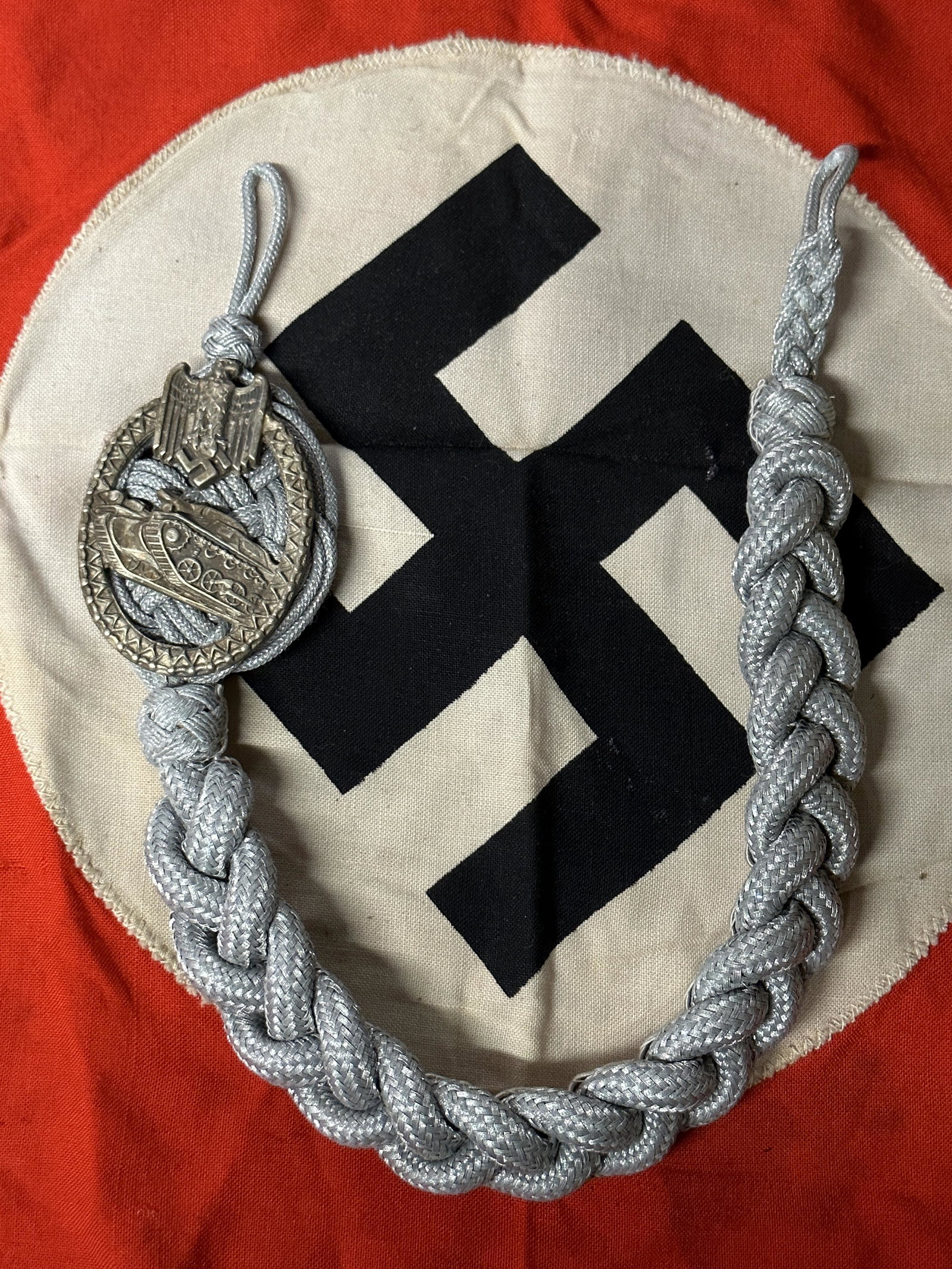 VET BRING BACK WW2 GERMAN PANZER TANK TROOPS OFFICER TUNIC LANYARD: VET BRING BACK WW2 GERMAN PANZER TANK TROOPS OFFICER TUNIC LANYARD. A VERY RARE FIND THAT IS IN MINT OVERALL SHAPE AND CONDITION WITH A BEAUTIFUL OVERALL PATINA. SHOWS GOOD WEAR AND USE. VERY WELL PRE