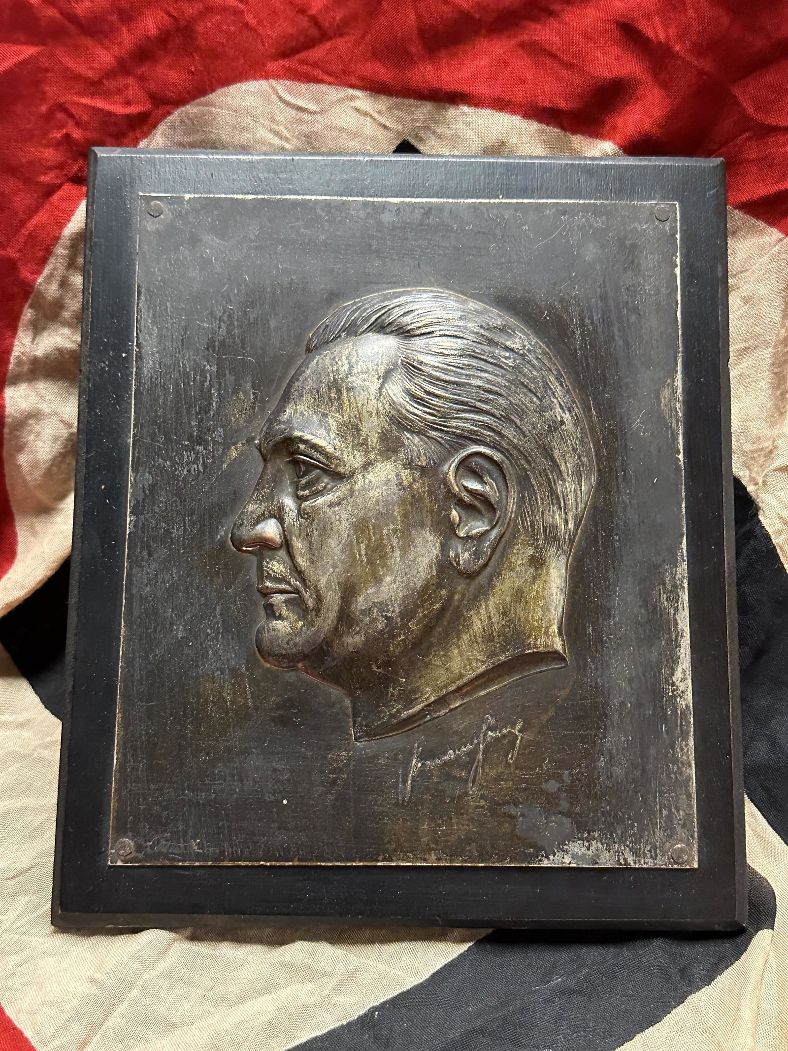 SIGNED WW2 GERMAN SIGNED HERMANN GORING BRONZE PLAQUE: SIGNED WW2 GERMAN HERMANN GORING BRONZE PLAQUE. A VERY RARE FIND. IT IS IN MINT OVERALL SHAPE AND CONDITION WITH A BEAUTIFUL OVERALL PATINA. SHOWS GOOD WEAR AND USE. SIGNED BY THE MAKER - VIEW PICTURE
