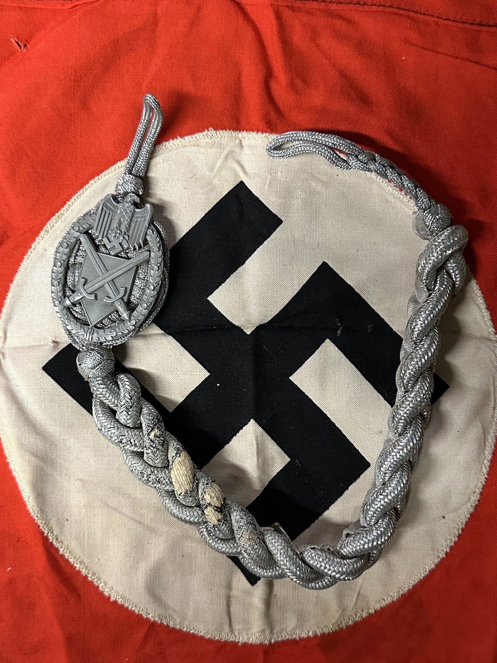WW2 GERMAN GRADE ONE MARKSMANâ€™S UNIFORM LANYARD: WW2 GERMAN GRADE ONE MARKSMANâ€™S UNIFORM LANYARD. Second pattern grade one marksmenâ€™s lanyard consists of a heavy, twisted, interwoven silver/aluminium braid with buttoning loops to both