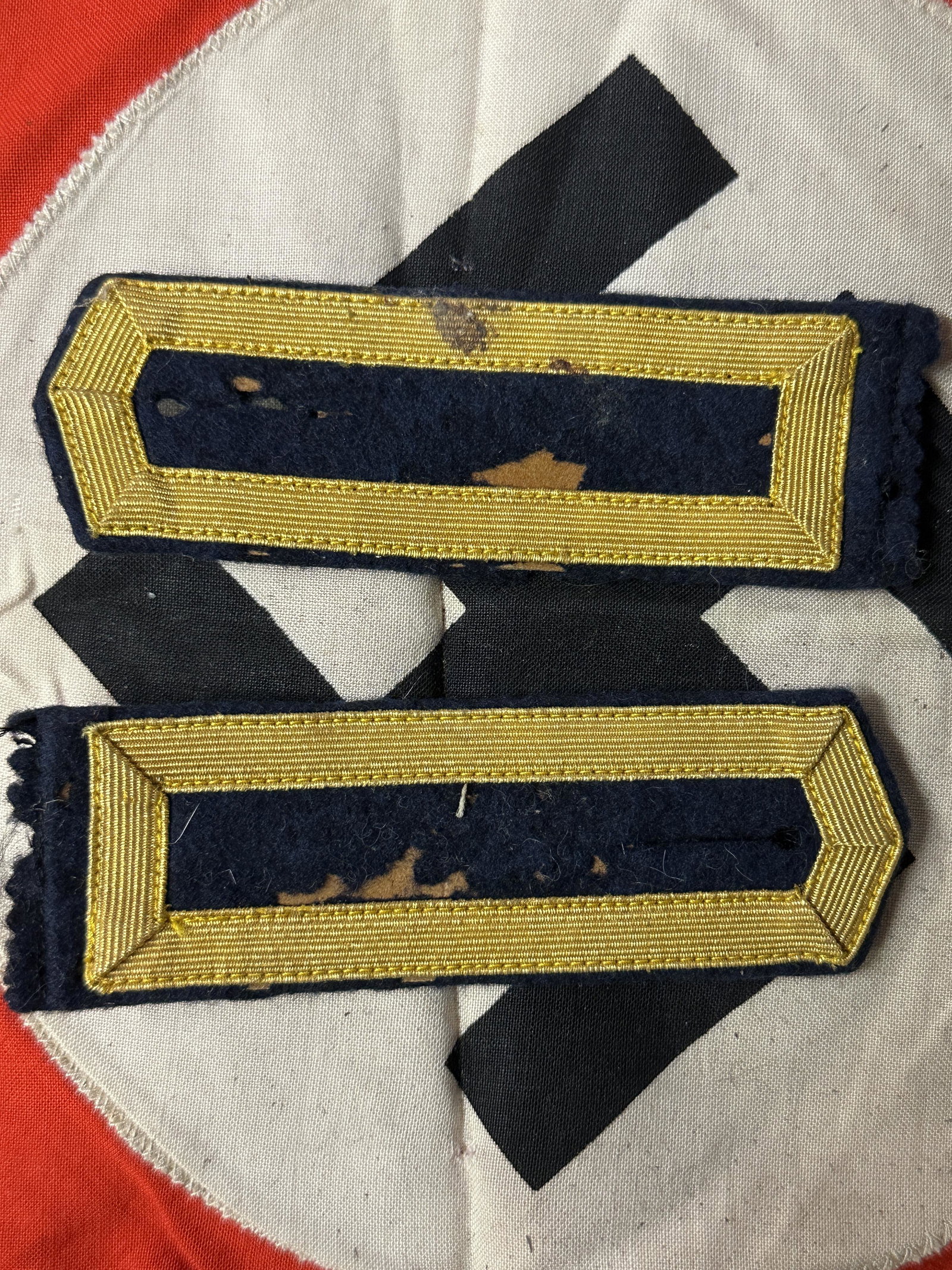 RARE WW2 GERMAN CAVALRY OFFICER TUNIC SHOULDER BOARDS: RARE WW2 GERMAN CAVALRY OFFICER TUNIC SHOULDER BOARDS. A RARE FIND. EXCELLENT SHAPE AND CONDITION. SHOWS GOOD WEAR AND USE. PLEASE VIEW ALL DETAILED PICTURES. A WELL MADE ANTIQUE GERMAN ARTIFACT.