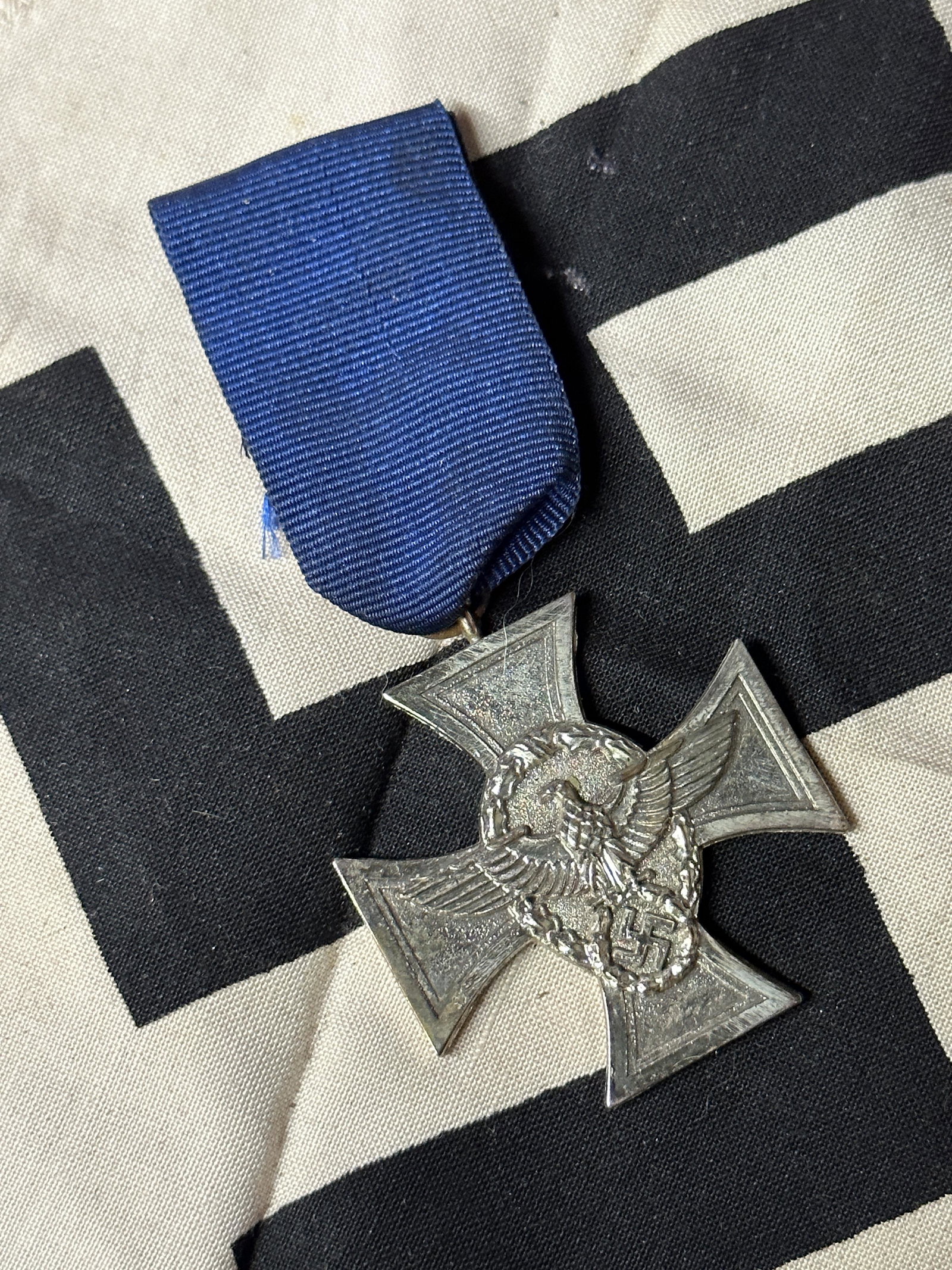 German WW2 Police Medal 18 Year Service: German WW2 Police Medal 18 Year Service. IT IS IN MINT OVERALL SHAPE AND CONDITION WITH A BEAUTIFUL OVERALL PATINA. SHOWS GOOD WEAR AND USE. PLEASE VIEW ALL DETAILED PICTURES. A WELL MADE ANTIQUE GERM