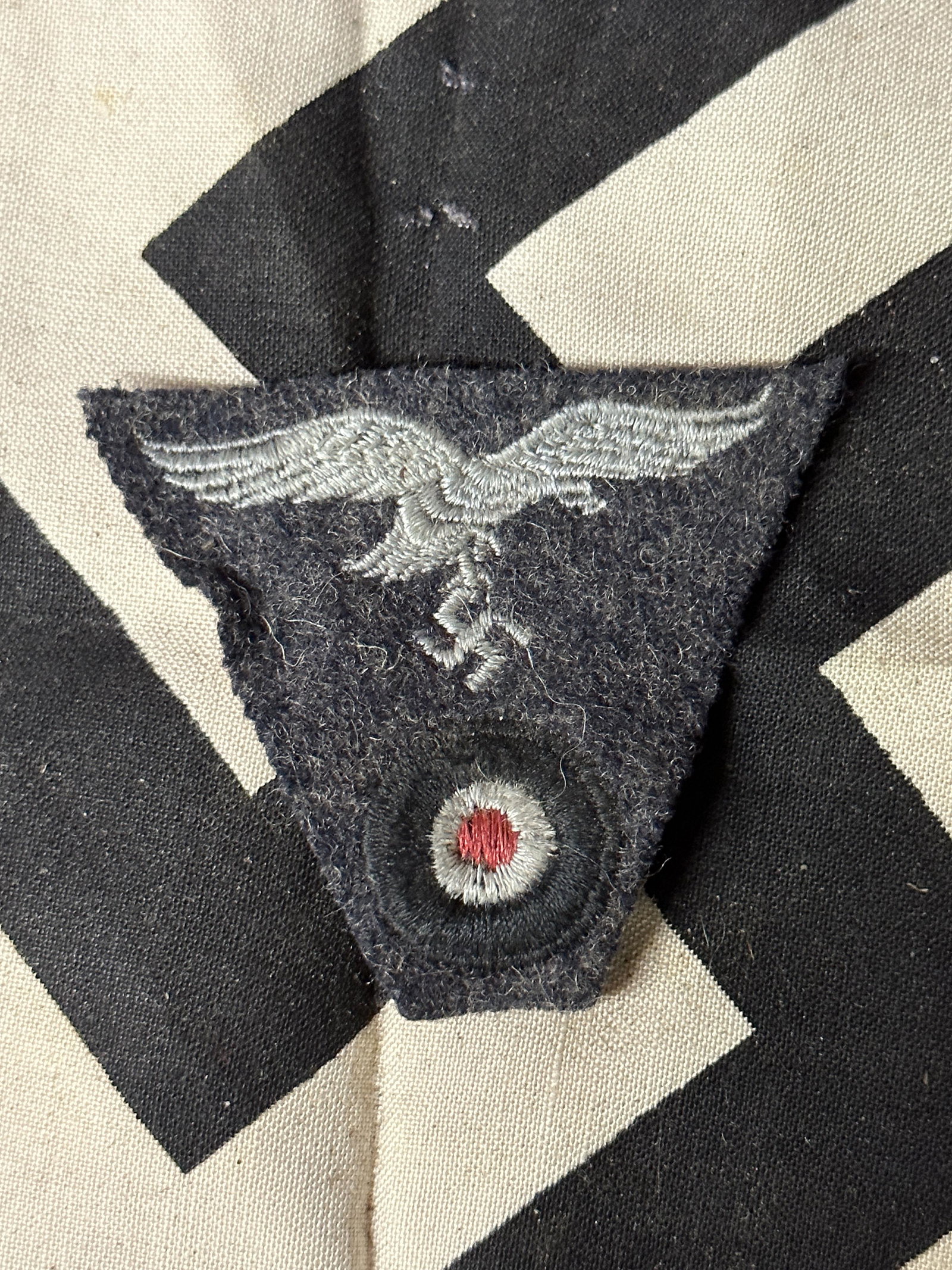 WWII German Luftwaffe (Airforce) Enlisted/NCO M43 TRAPEZOID CAP INSIGNIA.: WWII German Luftwaffe (Airforce) Enlisted/NCO M43 TRAPEZOID CAP INSIGNIA. The Luftwaffe pattern national eagle was originally introduced for wear by Fliegerschaft, (Pilot Base), personnel of the DLV, 