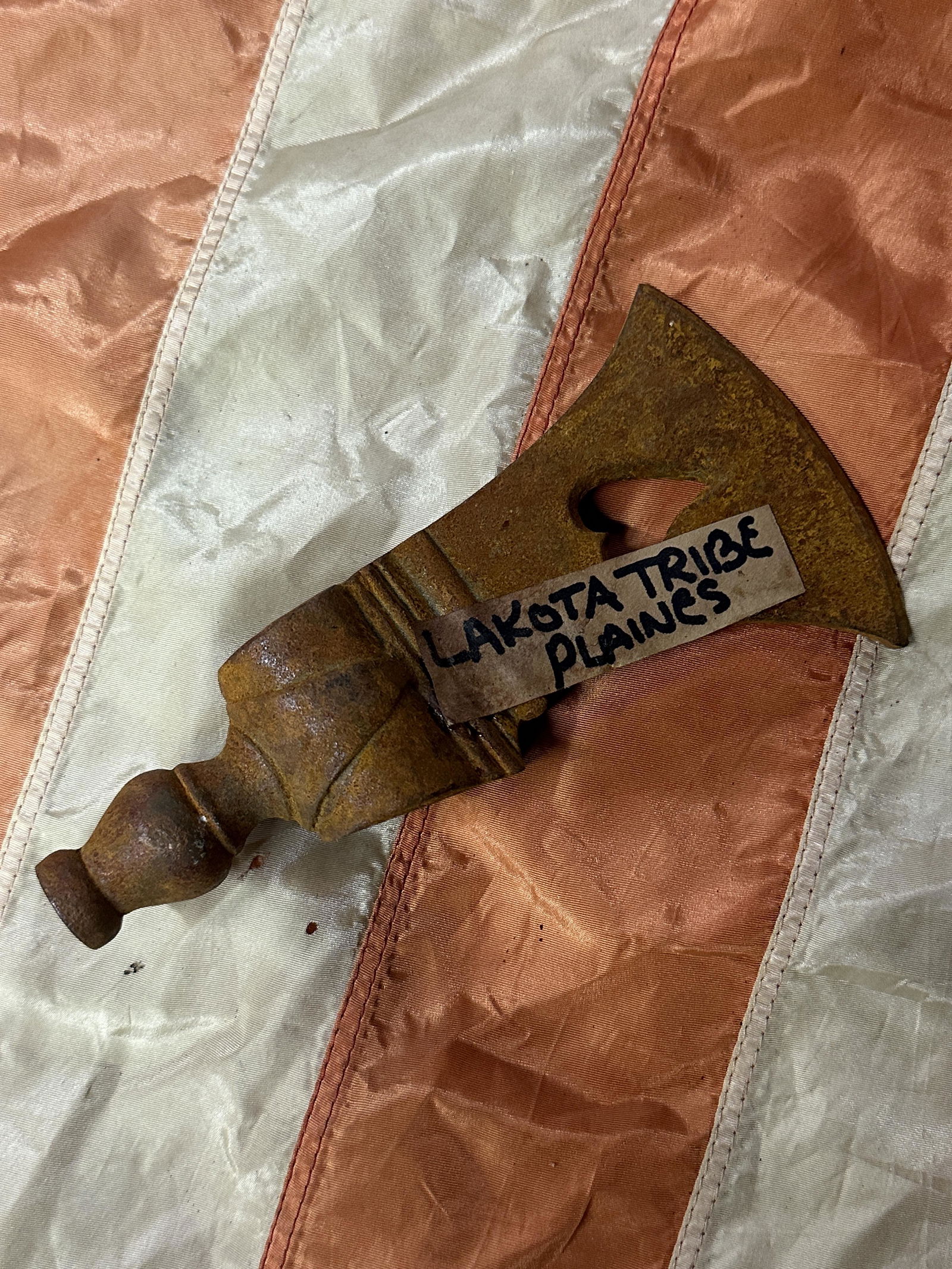ANTIQUE 1800'S NATIVE AMERICAN LAKOTA TRIBE PLAINES AXE HEAD: ANTIQUE 1800'S NATIVE AMERICAN LAKOTA TRIBE PLAINES AXE HEAD. A RARE FIND. IT IS IN MINT OVERALL SHAPE AND CONDITION WITH A BEAUTIFUL OVERALL PATINA. HAS A GREAT LOOK TO IT WITH AN EXCELLENT OVERALL E