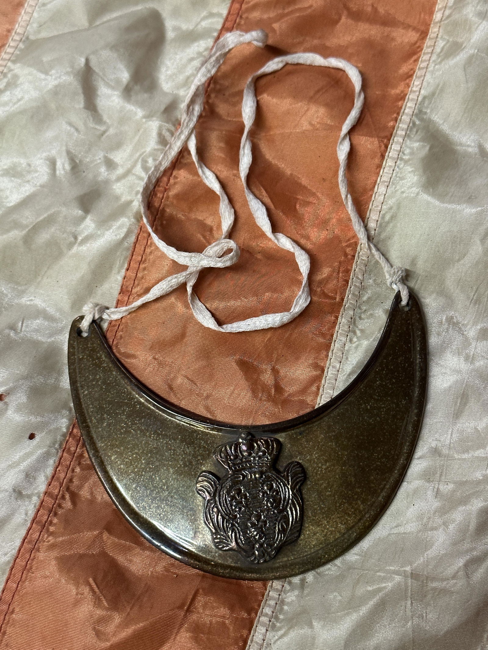 RARE REVOLUITIONARY WAR BRITISH OFFICER'S GORGET: RARE REVOLUITIONARY WAR BRITISH OFFICER'S GORGET. A RARE FIND. IT IS IN MINT OVERALL SHAPE AND CONDITION WITH A BEAUTIFUL OVERALL PATINA. HAS A GREAT LOOK TO IT WITH AN EXCELLENT OVERALL EYE APPEAL. P