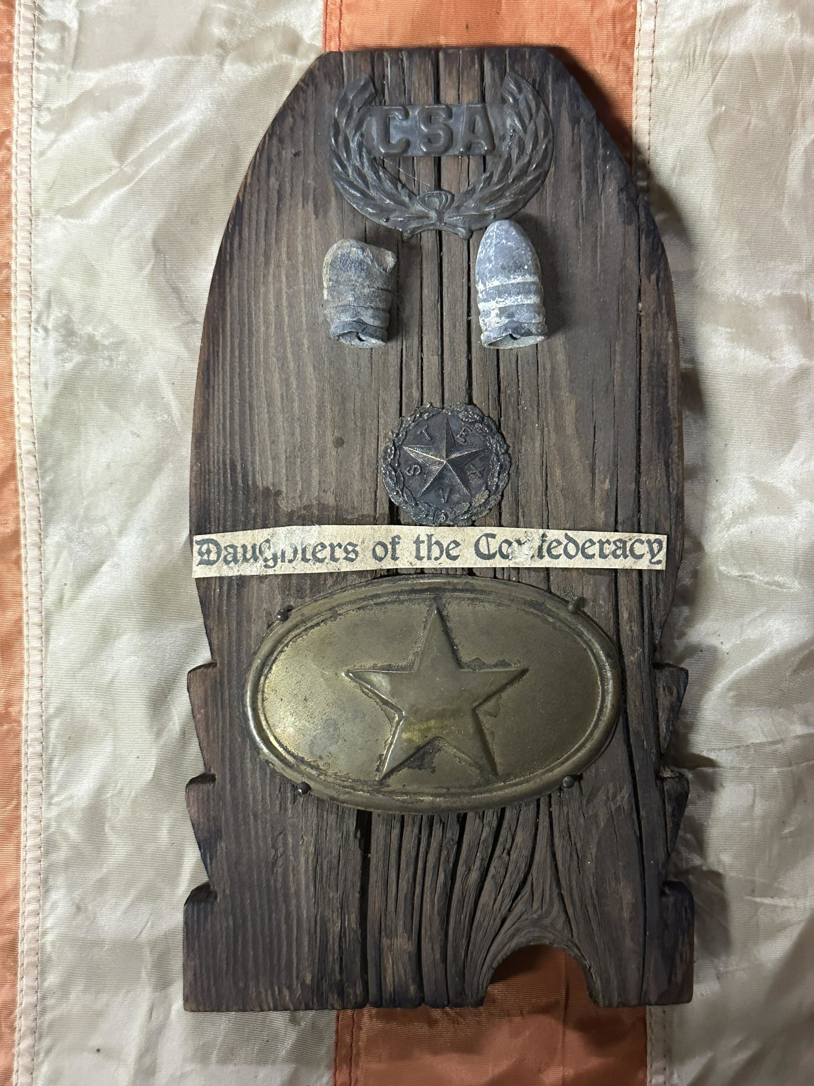 RARE CIVIL WAR DAUGHTERS OF CONFEDERACY CSA WALL PLAQUE: RARE CIVIL WAR DAUGHTERS OF CONFEDERACY CSA WALL PLAQUE. A BEAUTIFUL COLLECTIVE DECORATION. SHOWS GOOD WEAR AND USE WITH A BEAUTIFUL OVERALL PATINA. PLEASE VIEW ALL DETAILED PICTURES. A GREAT FIND AND