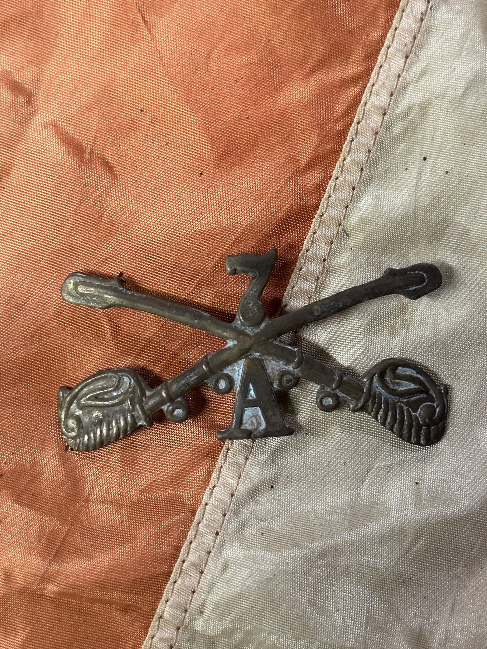 M1872 CUSTER'S CAVALRY INDIAN WARS KEPI HAT CAP BADGE INSIGNIA: M1872 CUSTER'S CAVALRY INDIAN WARS KEPI HAT CAP BADGE INSIGNIA. A RARE FIND. IT IS IN MINT OVERALL SHAPE AND CONDITION WITH A BEAUTIFUL OVERALL PATINA. SHOWS GOOD WEAR AND USE. PLEASE VIEW ALL DETAILE