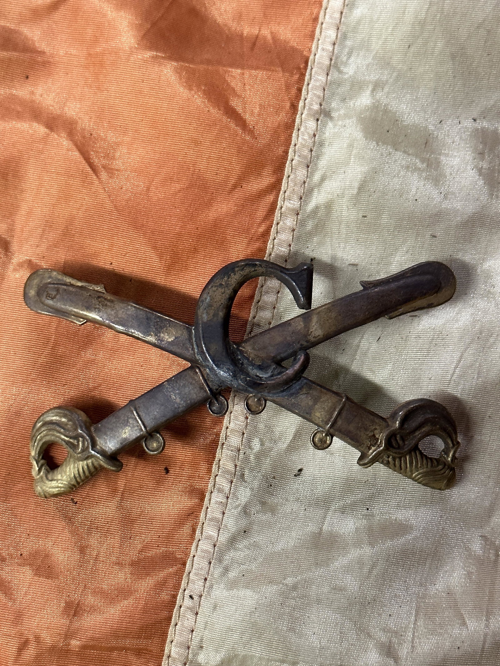 RARE CIVIL WAR CROSSED SABERS CONFEDERATE CAVALRY BADGE: RARE CIVIL WAR CROSSED SABERS CONFEDERATE CAVALRY BADGE. A RARE FIND. IT IS IN MINT OVERALL SHAPE AND CONDITION WITH A BEAUTIFUL OVERALL PATINA. SHOWS GOOD WEAR AND USE. PLEASE VIEW ALL DETAILED PICTU