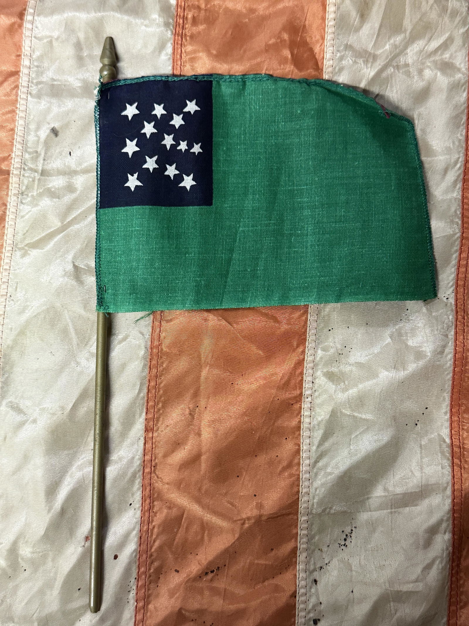 RARE CIVIL WAR CONFEDERATE VETERANS 13 STAR HAND FLAG: RARE CIVIL WAR CONFEDERATE VETERANS 13 STAR HAND FLAG. IT IS IN MINT OVERALL SHAPE AND CONDITION WITH A BEAUTIFUL OVERALL PATINA. HAS A GREAT LOOK TO IT WITH AN EXCELLENT OVERALL EYE APPEAL. PLEASE VI