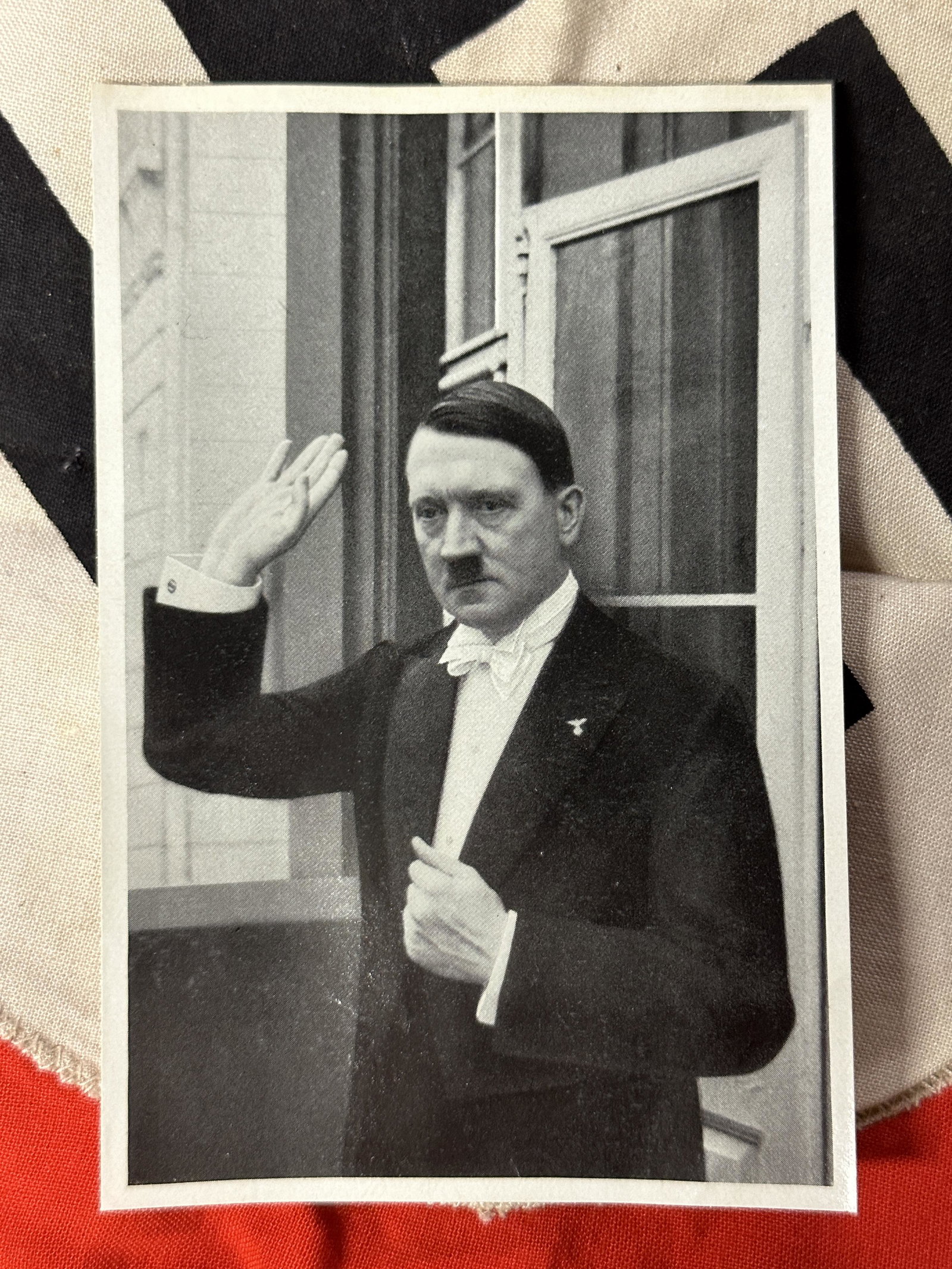 RARE WW2 GERMAN ADOLF HITLER SALUTING PHOTOGRAPH: RARE WW2 GERMAN ADOLF HITLER SALUTING PHOTOGRAPH. IN GOOD SHAPE AND CONDIITON. COMES FROM A COLLECTION. PLEASE VIEW PICTURES.