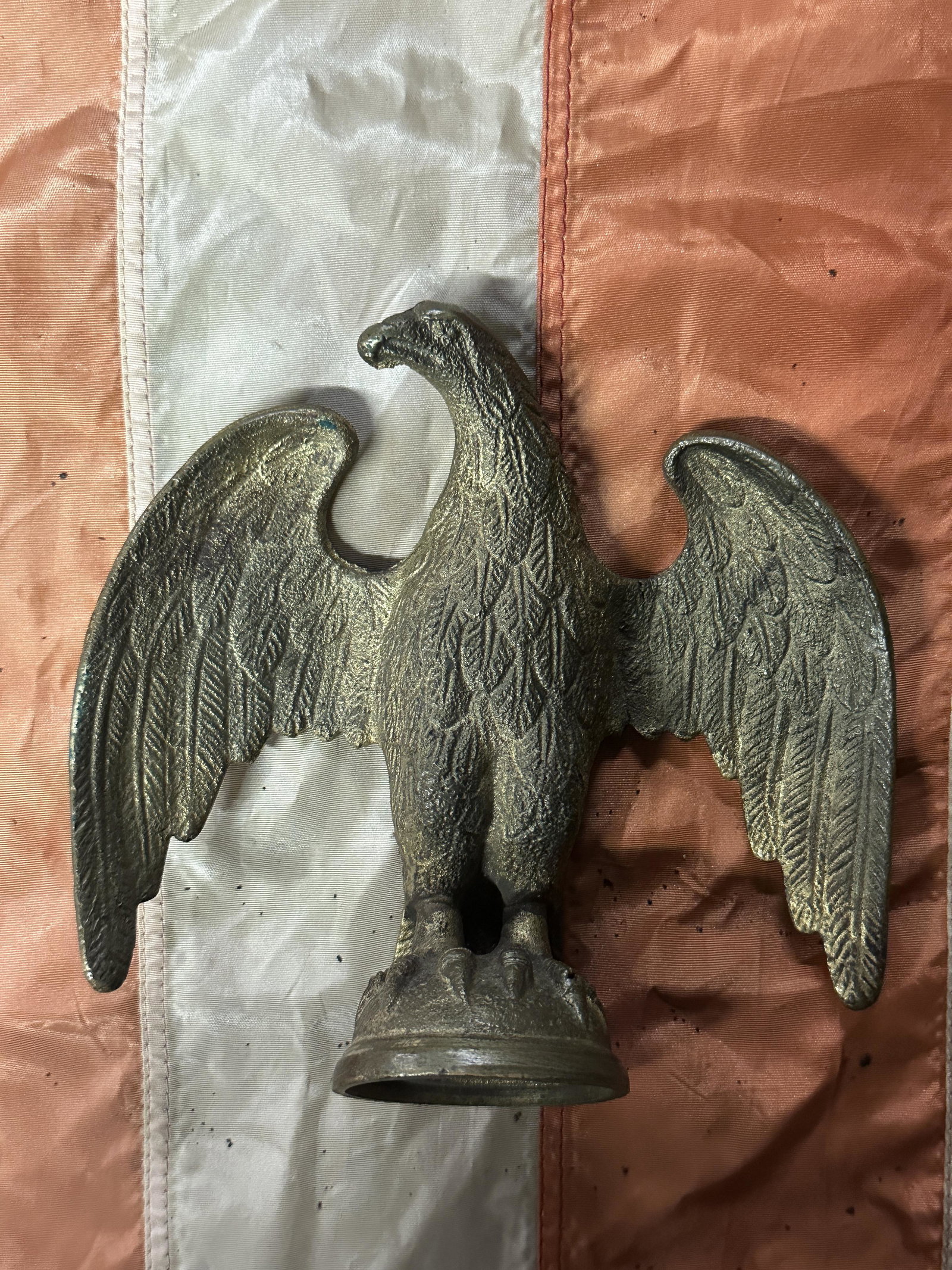 RARE CIVIL WAR CONFEDERATE FLAG EAGLE TOP: RARE CIVIL WAR CONFEDERATE FLAG EAGLE TOP. A VERY RARE FIND. IT IS IN MINT OVERALL SHAPE AND CONDITION WITH A BEAUTIFUL OVERALL PATINA. SHOWS GOOD WEAR AND USE. THESE GO ON TOP OF THE FLAG TOP. PLEASE
