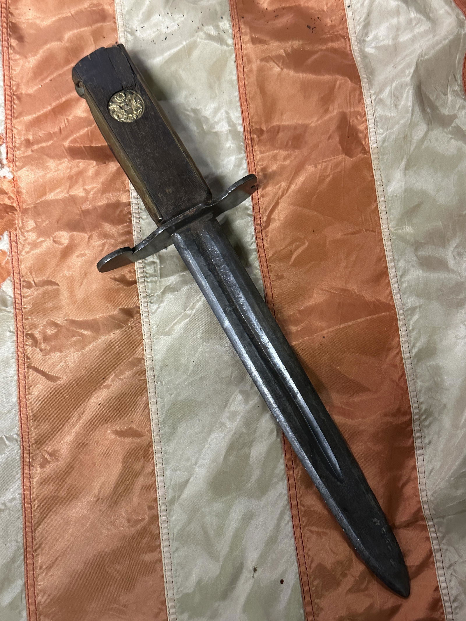 RARE WW2 U.S. ARMY OFFICER SHORT SWORD FIGHTING DAGGER: RARE WW2 U.S. ARMY OFFICER SHORT SWORD FIGHTING DAGGER. A VERY RARE FIND. IT IS IN MINT OVERALL SHAPE AND CONDITION WITH A BEAUTIFUL OVERALL PATINA. SHOWS GOOD WEAR AND USE. VERY WELL MADE FIGHTING KN