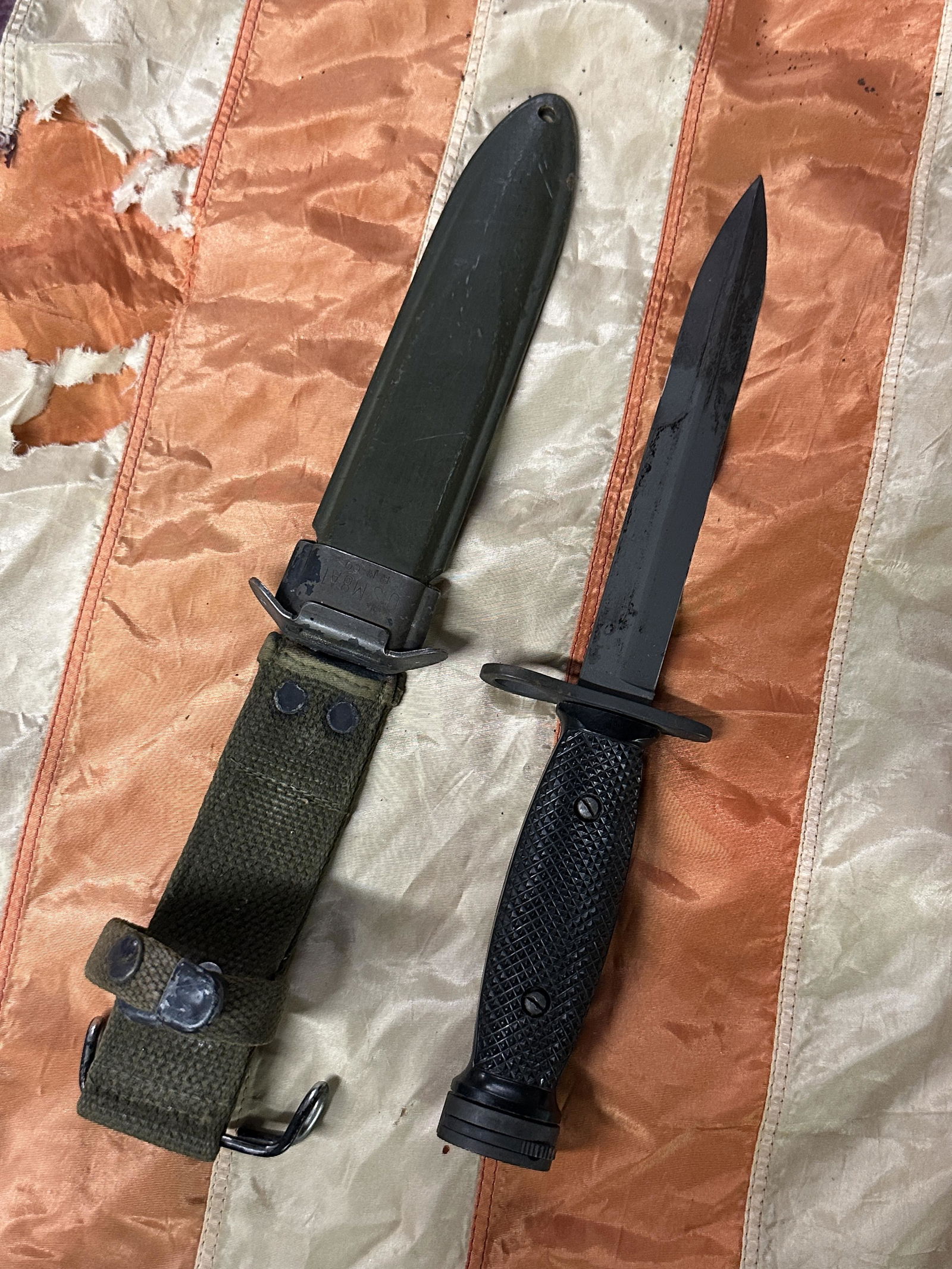 WW2 U.S. M8A1 B.M. CO. SOLDIER FIGHTING KNIFE WITH DAGGER: WW2 U.S. M8A1 B.M. CO. SOLDIER FIGHTING KNIFE WITH DAGGER. A BEAUTIFUL DAGGER THAT IS IN MINT OVERALL SHAPE AND CONDITION WITH A BEAUTIFUL OVERALL PATINA. SHOWS GOOD WEAR AND USE. COMBAT WORN AND USE.