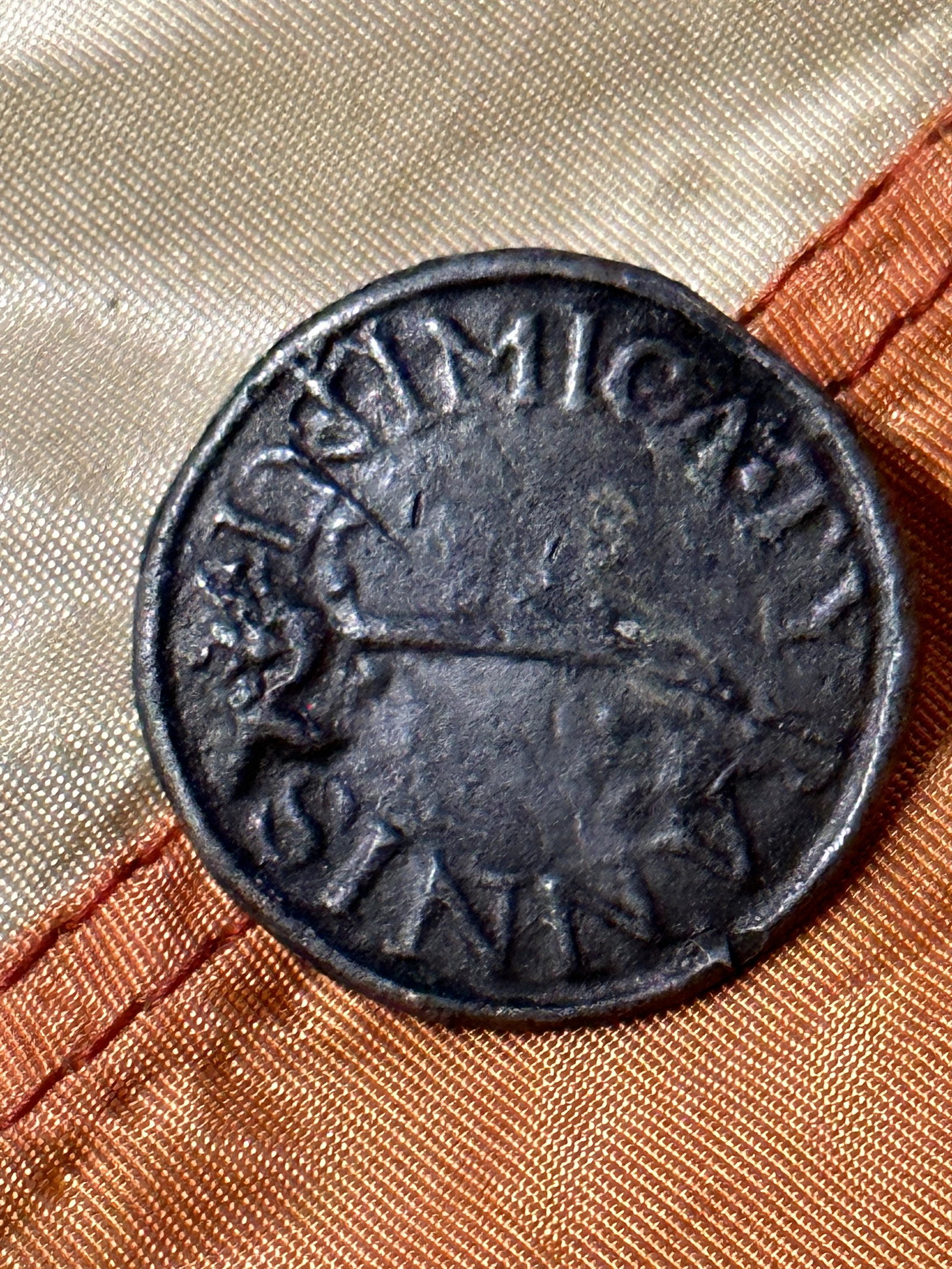 VERY UNUSUAL REVOLUTIONARY WAR BRITISH OFFICER COAT BUTTON: VERY UNUSUAL REVOLUTIONARY WAR BRITISH OFFICER COAT BUTTON. A RARE FIND. IT IS IN MINT OVERALL SHAPE AND CONDITION WITH A BEAUTIFUL OVERALL PATINA. SHOWS GOOD WEAR AND USE. A VERY RARE FIND.