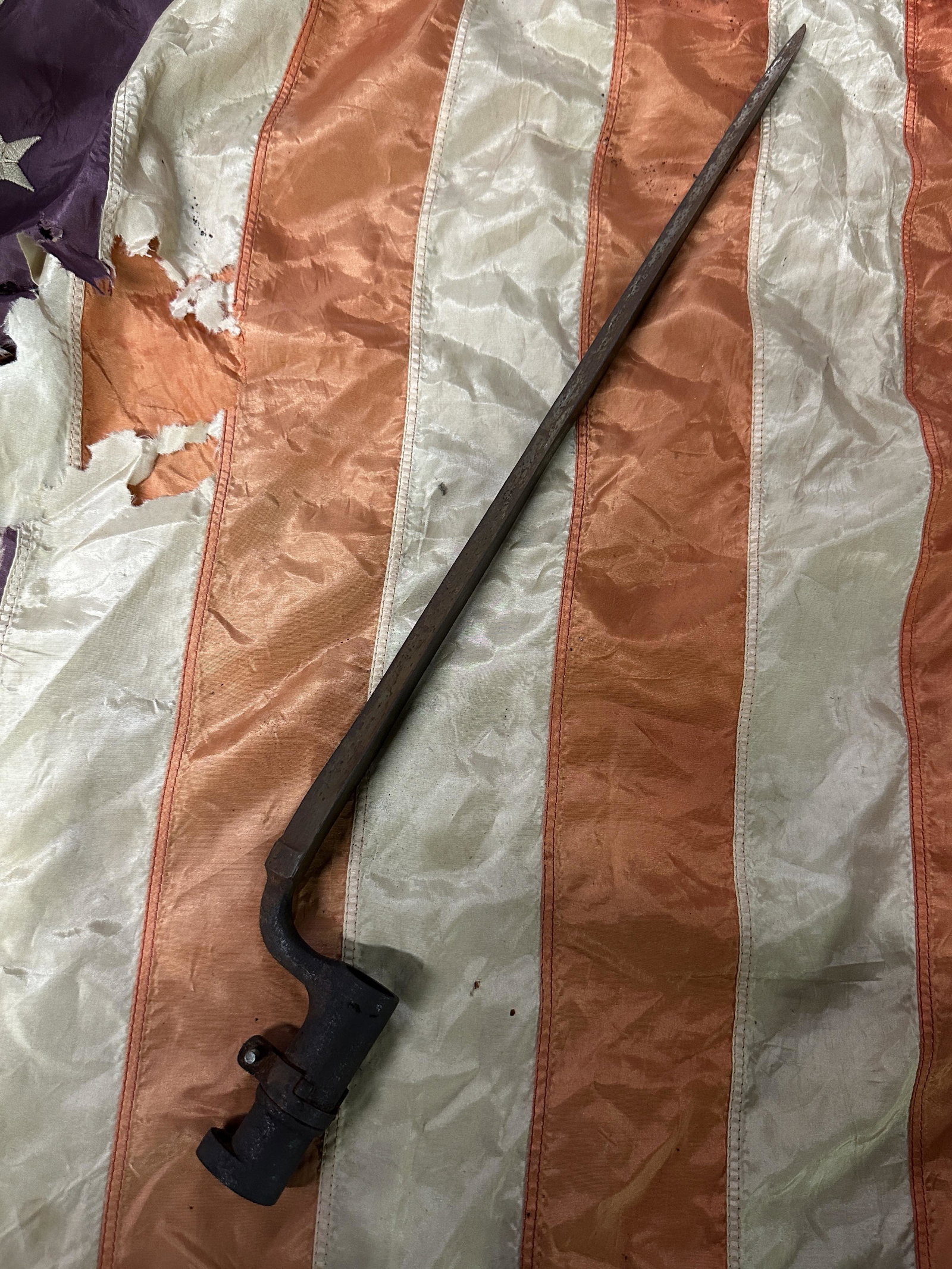 RARE CIVIL WAR ENFIELD RIFLE BAYONET: RARE CIVIL WAR ENFIELD RIFLE BAYONET. A RARE FIND. IT IS IN MINT OVERALL SHAPE AND CONDITION WITH A BEAUTIFUL OVERAL PATINA. SHOWS GOOD WEAR AND USE. PLEASE VIEW ALL DETAILED PICTURES. A GREAT FIND AN