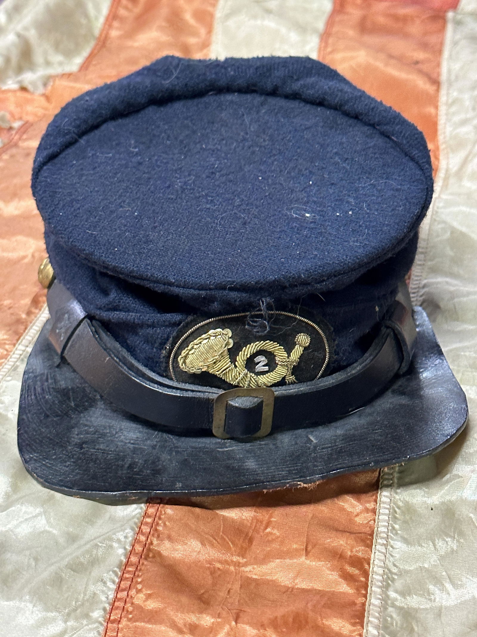 RARE CIVIL WAR UNION INFANTRY DIV. 2 BUMMERS FORAGE CAP KEPI HAT: RARE CIVIL WAR UNION INFANTRY DIV. 2 BUMMERS FORAGE CAP KEPI HAT. A VERY RARE FIND. IT IS IN MINT OVERALL SHAPE AND CONDITION WITH A BEAUTIFUL OVERALL PATINA. HAS A GREAT LOOK TO IT WITH AN EXCELLENT