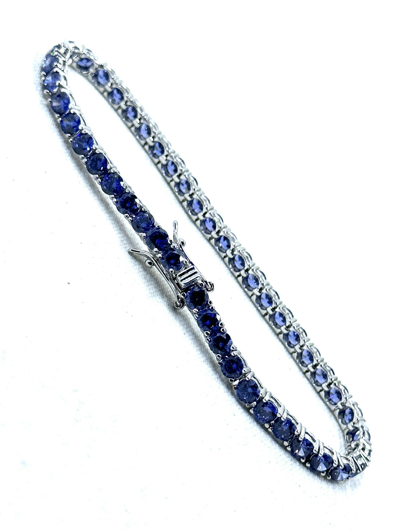 DESIGNER STERLING SILVER TANZANITE COCKTAIL TENNIS BRACELET 13.33 GRAMS: DESIGNER STERLING SILVER TANZANITE COCKTAIL TENNIS BRACELET 13.33 GRAMS. BEAUTIFUL LAB CREATED TANZANITES. BEAUTIFUL BRACELET WITH A VERY EYE APPEALING LOOK TO IT. PLEASE VIEW ALL DETAILED PICTURES. A