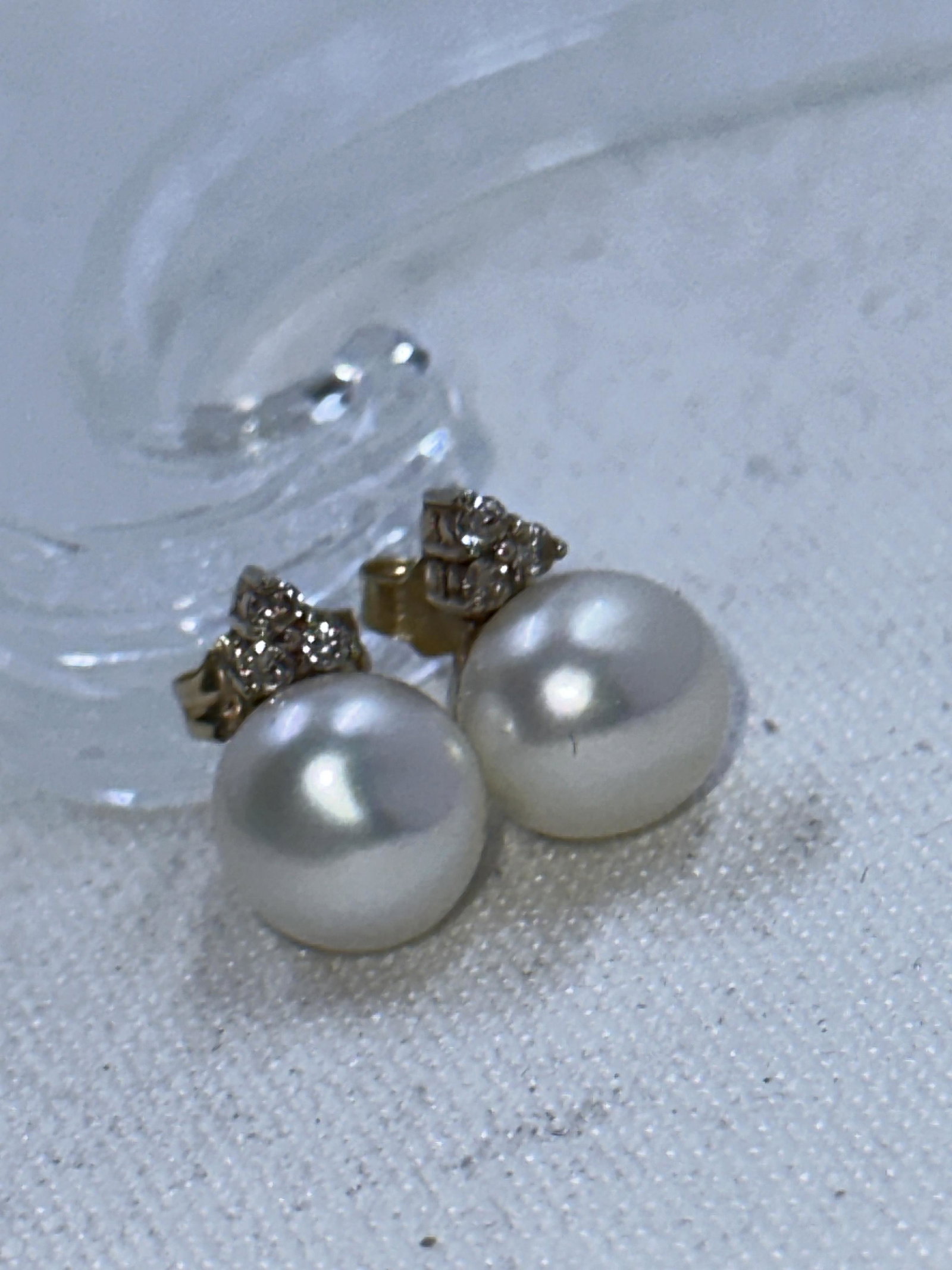 PAIR OF 14K GOLD MABE PEARL AND DIAMONDS STUDS EARRINGS: PAIR OF 14K GOLD MABE PEARL AND DIAMONDS STUDS EARRINGS. IN MINT OVERALL SHAPE AND CONDITION. HAS A GREAT LOOK TO IT WITH AN EXCELLENT OVERALL EYE APPEAL. A GREAT FIND AND AN EXCELLENT ADDITION TO YOU
