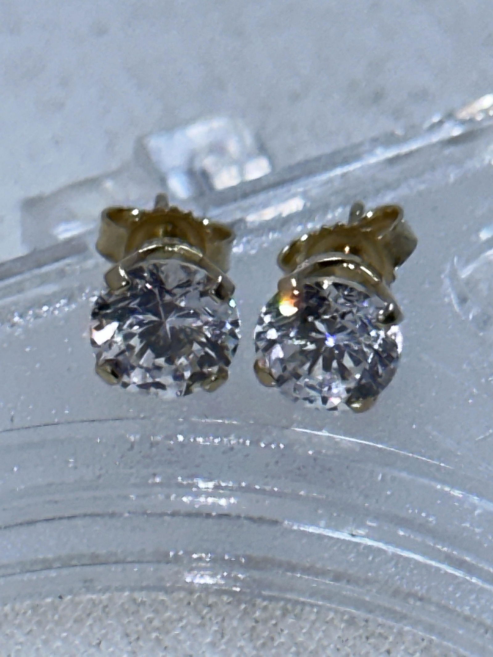 ESTATE 14K GOLD 2.50 TCW CZ'S STUDS EARRINGS: ESTATE 14K GOLD 2.50 TCW CZ'S STUDS EARRINGS. IN GOOD SHAPE AND CONDITION. A GREAT FIND AND AN EXCELLENT ADDITION TO YOUR COLLECTION.
