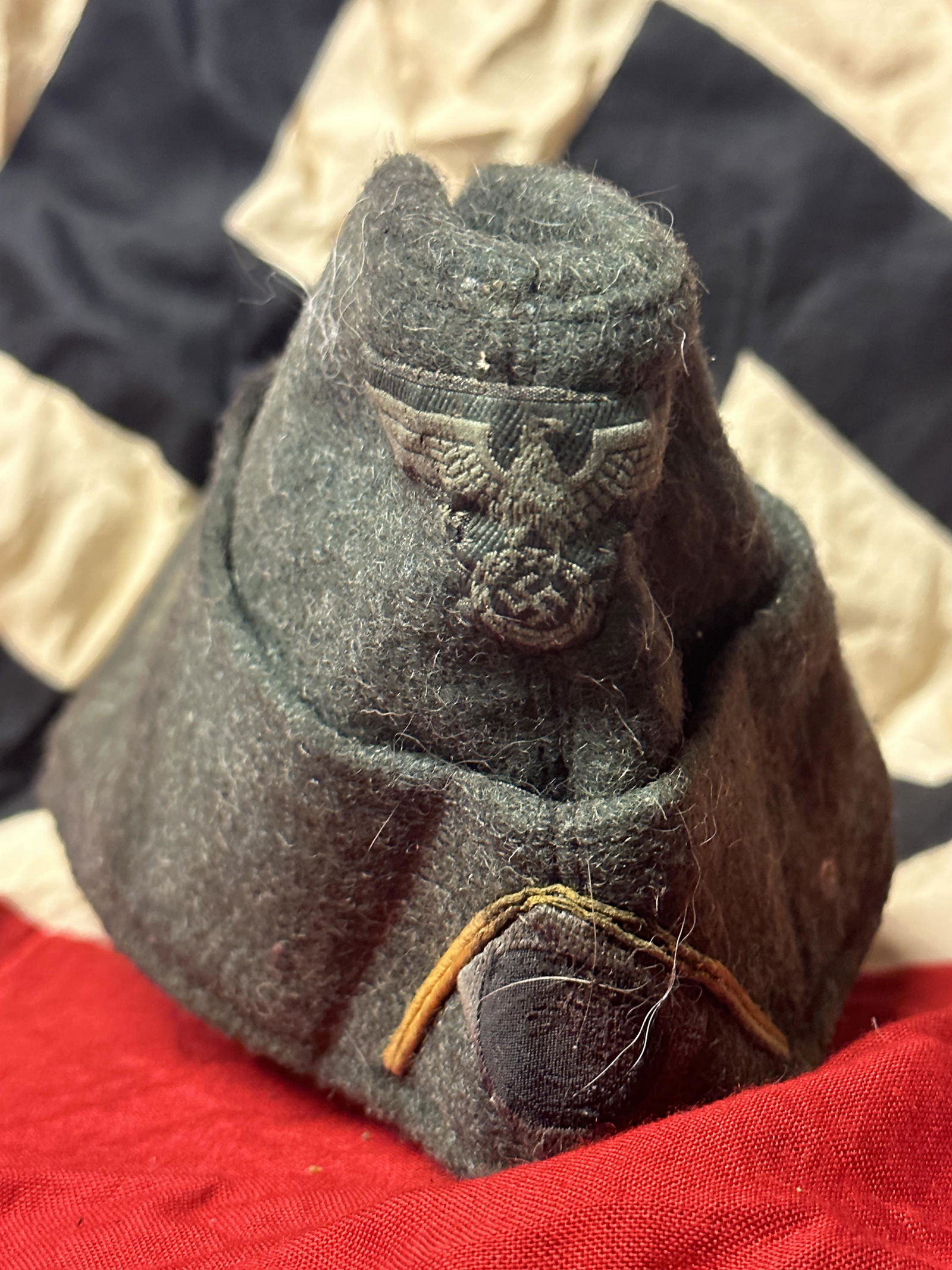 ID'D WW2 GERMAN WEHRMACHT HEER ARMY OFFICER SIDE CAP: ID'D WW2 GERMAN WEHRMACHT HEER ARMY OFFICER SIDE CAP. A RARE FIND. SHOWS GOOD FIELD WEAR AND USE. COMES OUT OF AN ATTIC AND WAS STORED AWAY. APPEARS TO BE VERY WELL USED IN ACTION. PLEASE VIEW ALL DET