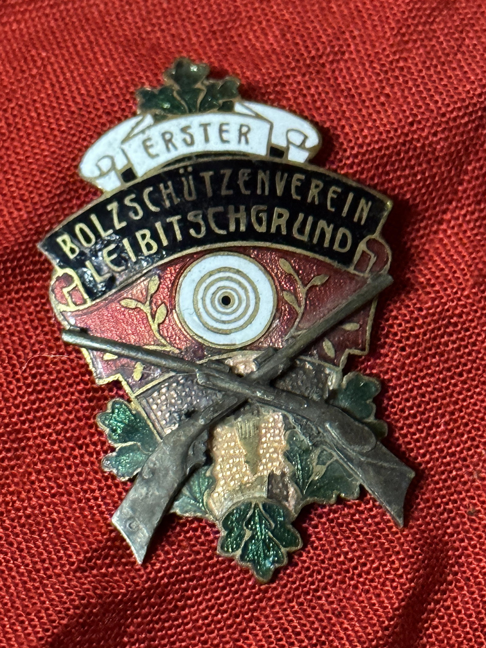 RARE WW1 GERMAN HUNTING ASSOCIATION ENAMELED BADGE: RARE WW1 GERMAN HUNTING ASSOCIATION ENAMELED BADGE. A RARE FIND. IT IS IN MINT OVERALL SHAPE AND CONDITION WITH A BEAUTIFUL OVERALL PATINA. A GREAT FIND AND AN EXCELLENT ADDITION TO YOUR COLLECTION.