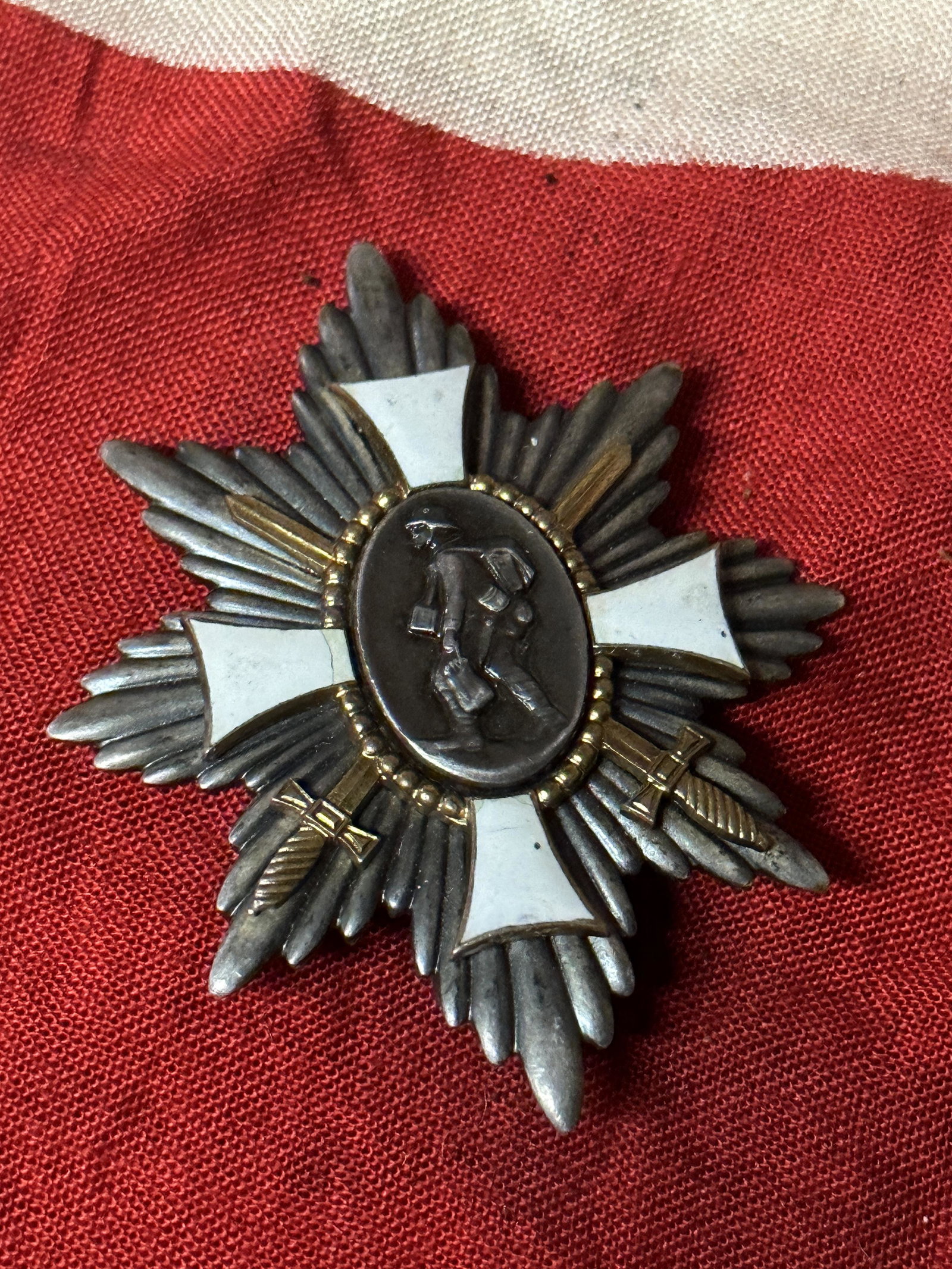 WW1 GERMAN HAMBURG VETERAN'S HONOR CROSS BADGE WITH MAKER MARKS: WW1 GERMAN HAMBURG VETERAN'S HONOR CROSS BADGE WITH MAKER MARKS. SHOWS GOOD WEAR AND USE WITH A BEAUTIFUL PATINA THROUGHOUT. WAS BROUGHT BACK HOME BY A VET. PLEASE VIEW ALL DETAILED PICTURES. A WELL M