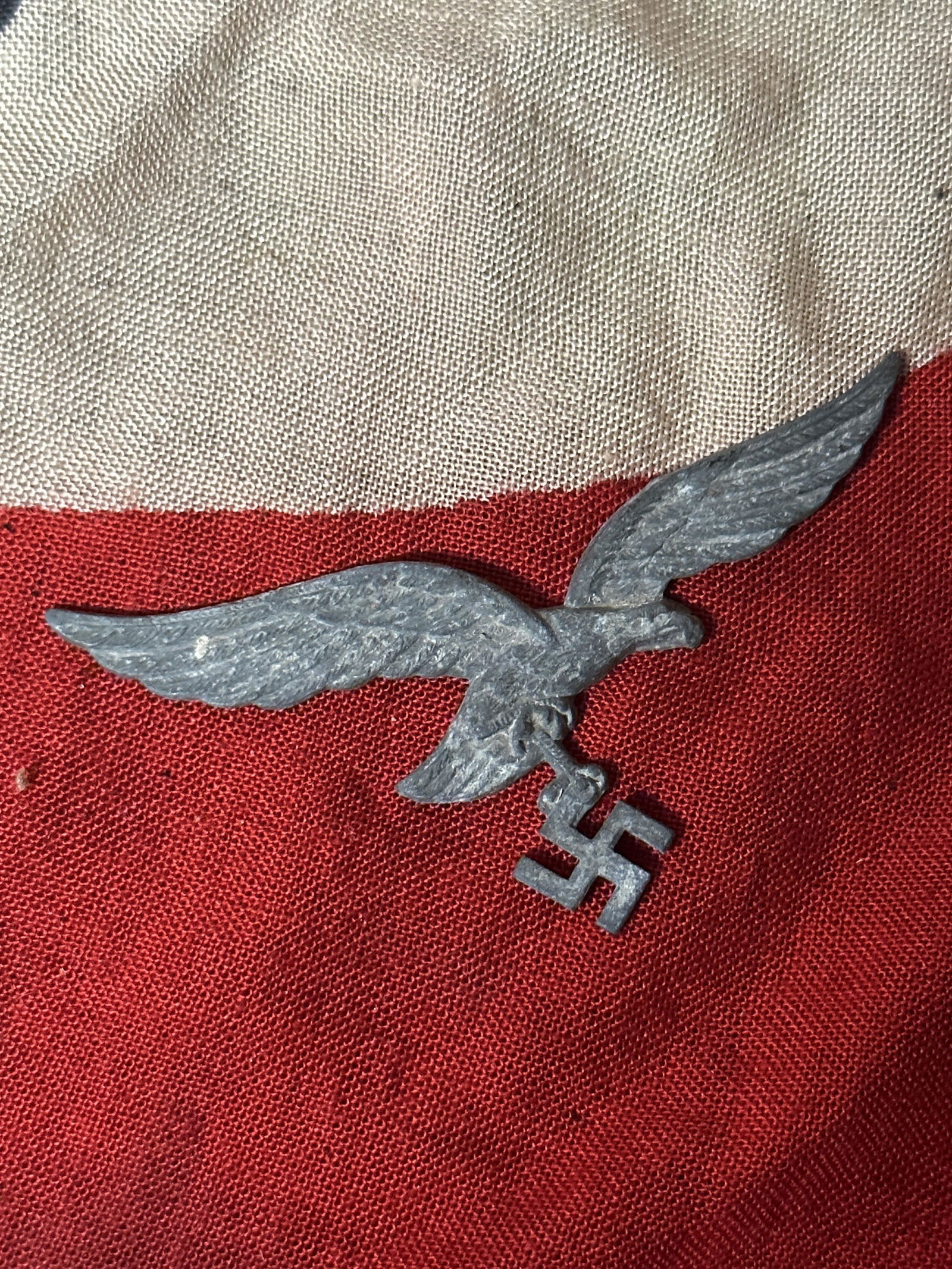 WW2 GERMAN LUFTWAFFE VISOR CAP BADGE: WW2 GERMAN LUFTWAFFE VISOR CAP BADGE. SHOWS GOOD WEAR AND USE WITH A BEAUTIFUL PATINA THROUGHOUT. PLEASE VIEW ALL DETAILED PICTURES. A WELL MADE ANTIQUE GERMAN ARTIFACT.