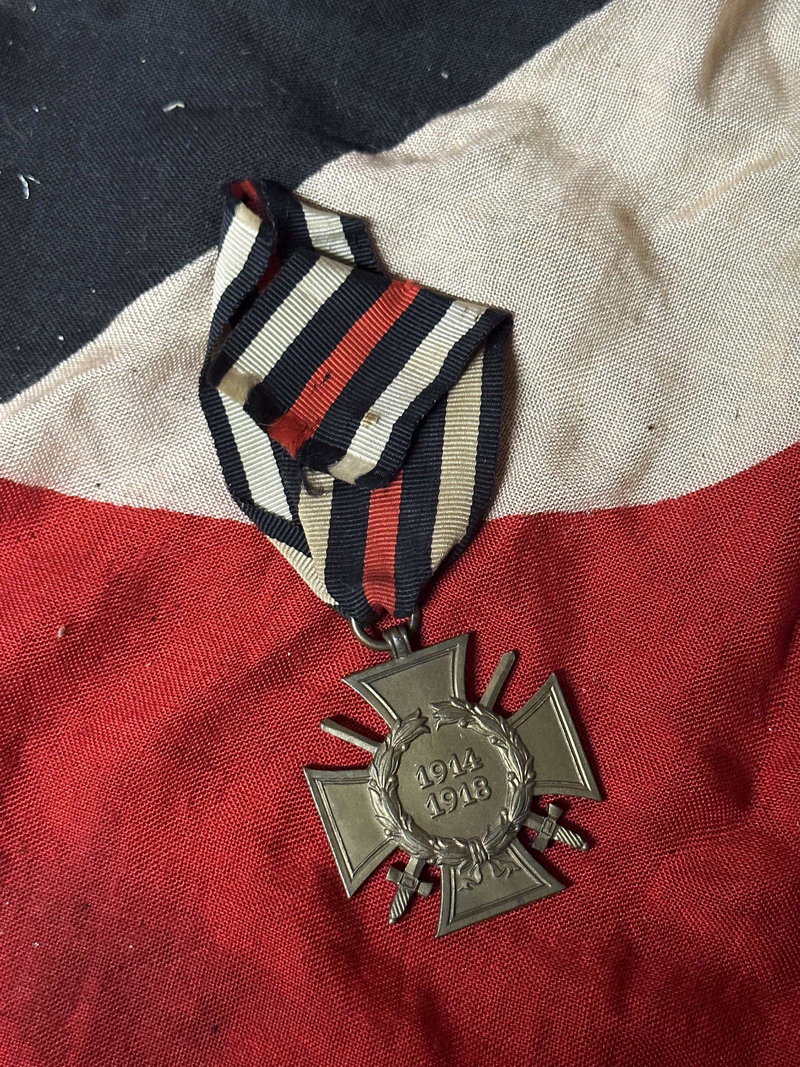 WW1 GERMAN HIDENBURG CROSS WITH RIBBON: WW1 GERMAN HIDENBURG CROSS WITH RIBBON. SHOWS GOOD WEAR AND USE WITH A BEAUTIFUL PATINA THROUGHOUT. PLEASE VIEW ALL DETAILED PICTURES. A WELL MADE ANTIQUE GERMAN ARTIFACT.