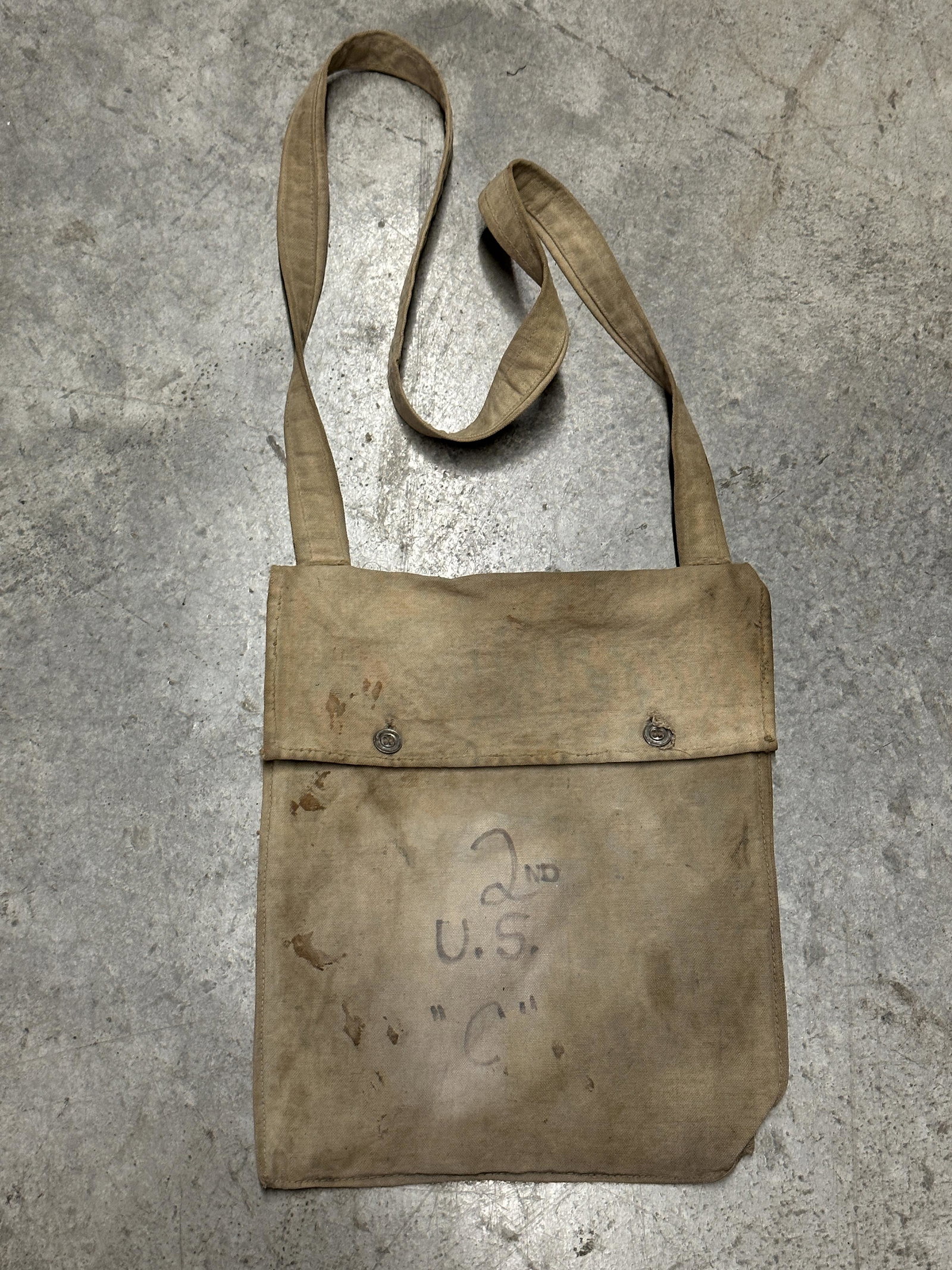 SCARCE CIVIL WAR 2ND U.S. CAVALRY CONFEDERATE HAVERSACK: SCARCE CIVIL WAR 2ND U.S. CAVALRY CONFEDERATE HAVERSACK. SHOWS GOOD WEAR AND USE WITH A BEAUTIFUL PATINA THROUGHOUT. FIELD USED AND SHOWS TRACES OF IT. A GREAT FIND AND AN EXCELLENT ADDITION TO YOUR C