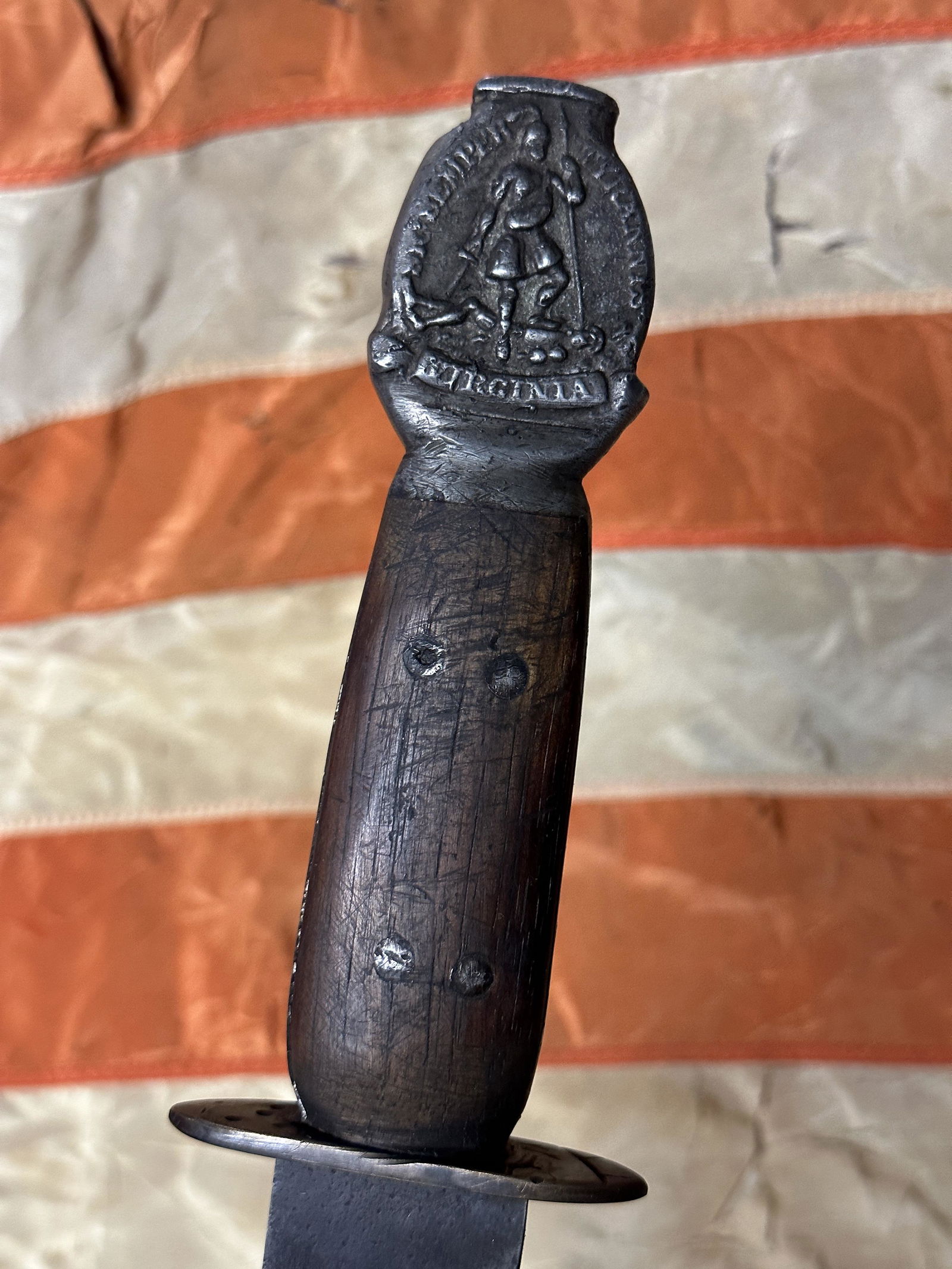 SCARCE CIVIL WAR CONFEDERATE VIRGINIA REBEL'S FIGHTING KNIFE DAGGER WITH VIRGINIA STATE SEAL POMMEL: SCARCE CIVIL WAR CONFEDERATE VIRGINIA REBEL'S FIGHTING KNIFE DAGGER WITH VIRGINIA STATE SEAL POMMEL. AN ULTRA RARE FIND. IT IS IN MINT OVERALL SHAPE AND CONDITION WITH A BEAUTIFUL OVERALL PATINA. HAS