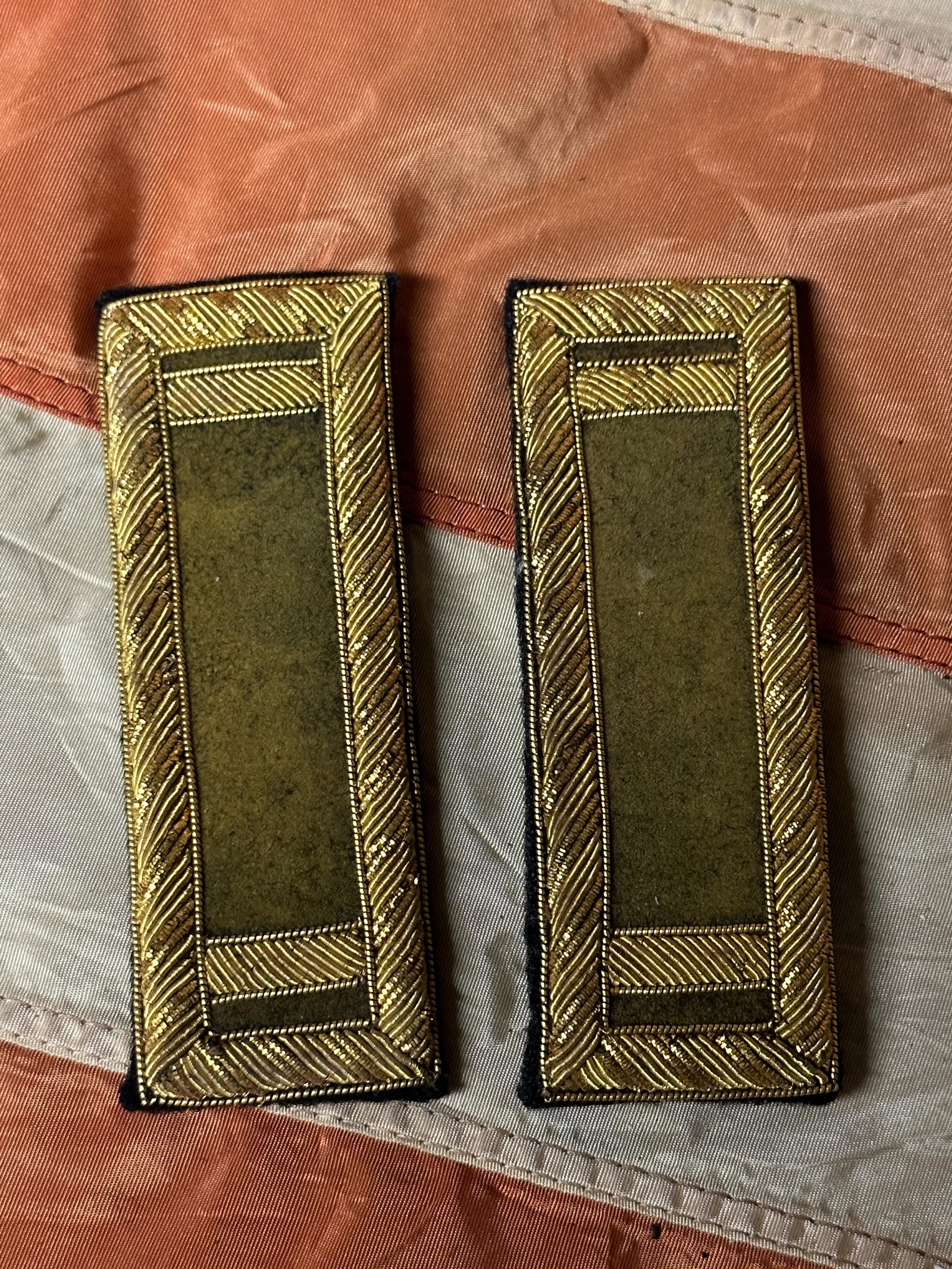 RARE CIVIL WAR LIEUTENANT CAVALRY SHOULDER BOARDS OR STRAPS: RARE CIVIL WAR LIEUTENANT CAVALRY SHOULDER BOARDS OR STRAPS. A RARE FIND. IT IS IN MINT OVERALL SHAPE AND CONDITION WITH A BEAUTIFUL OVERALL PATINA. HAS A GREAT LOOK TO IT WITH AN EXCELLENT OVERALL EY