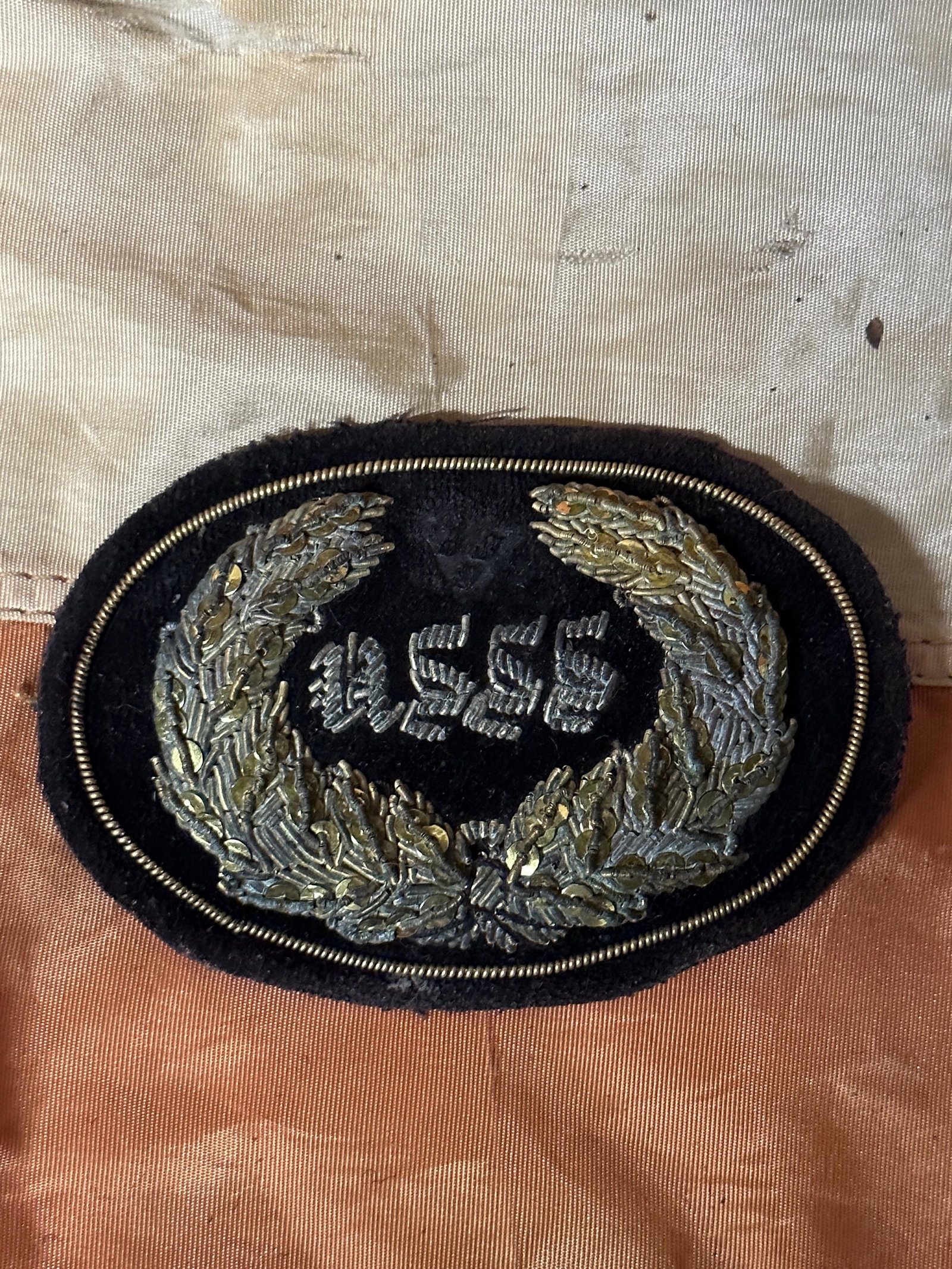 RARE CIVIL WAR U.S.S.S. SHARP-SHOOTER BULLION CLOTH BADGE INSIGNIA: RARE CIVIL WAR U.S.S.S. SHARP-SHOOTER BULLION CLOTH BADGE INSIGNIA. A VERY RARE FIND. IT IS IN MINT OVERALL SHAPE AND CONDITION WITH A BEAUTIFUL OVERALL PATINA. HAS A GREAT LOOK TO IT WITH AN EXCELLEN