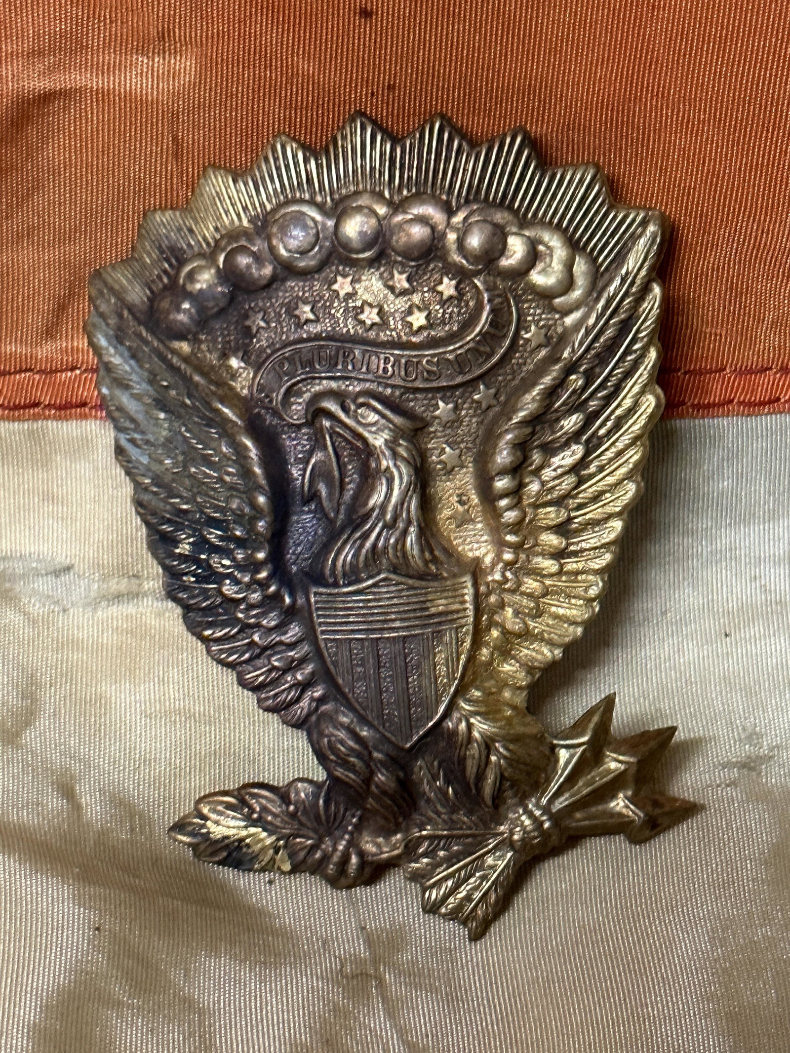 RARE CIVIL WAR JEFF DAVIS HARDEE HAT SIDE EAGLE BADGE INSIGNIA: RARE CIVIL WAR JEFF DAVIS HARDEE HAT SIDE EAGLE BADGE INSIGNIA. A RARE FIND. IT IS IN MINT OVERALL SHAPE AND CONDITION WITH A BEAUTIFUL OVERALL PATINA. SHOWS GOOD WEAR AND USE. PLEASE VIEW ALL DETAILE