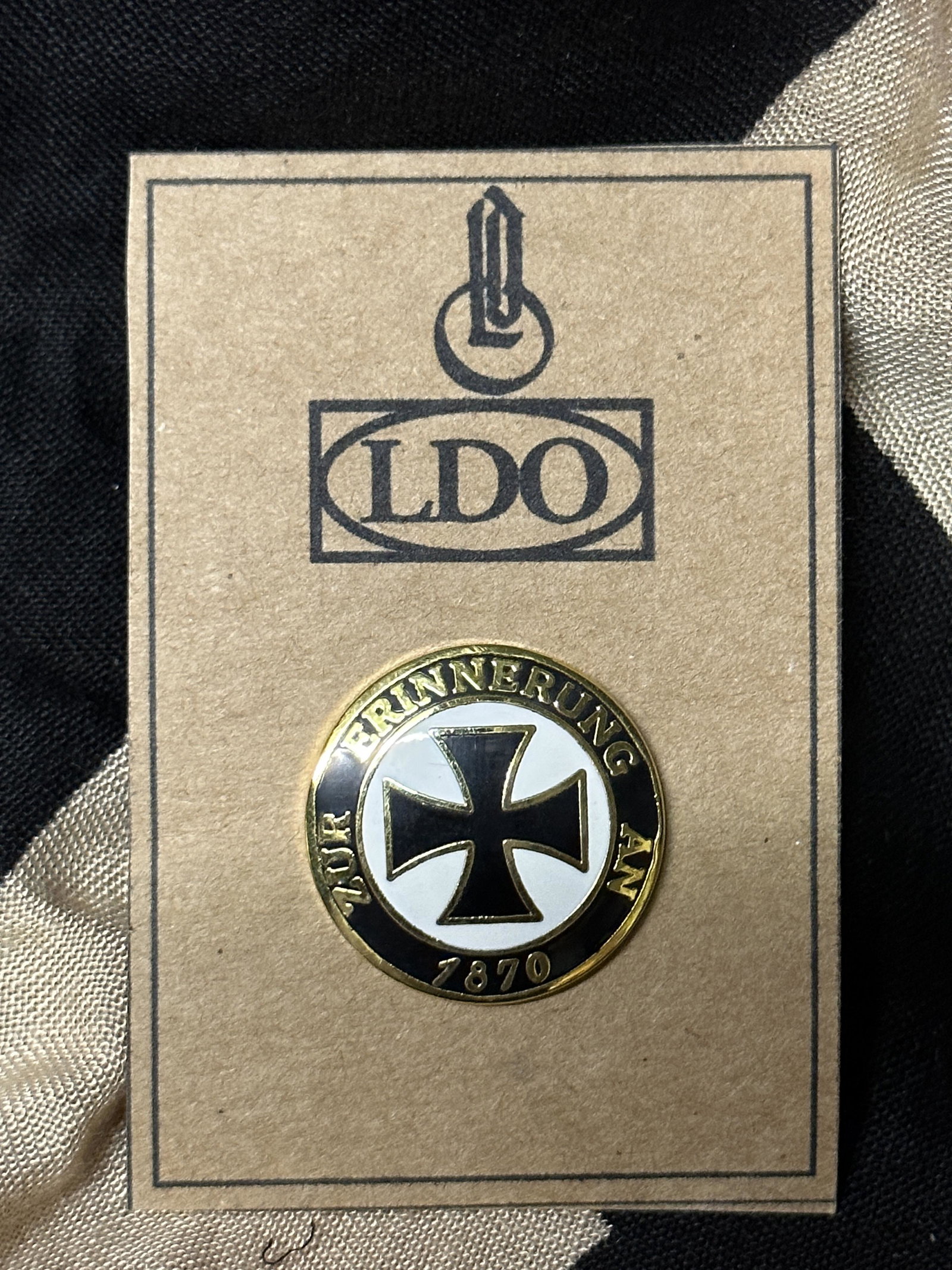 WW2 GERMAN EK IRON CROSS ENAMEL PIN BADGE ZUR ERINNERUNG AN 1870 W LDO CARD: WW2 GERMAN EK IRON CROSS ENAMEL PIN BADGE ZUR ERINNERUNG AN 1870 W LDO CARD. A RARE FIND. IT IS IN MINT OVERALL SHAPE AND CONDITION WITH A BEAUTIFUL OVERALL PATINA. SHOWS GOOD WEAR AND USE. PLEASE VIE