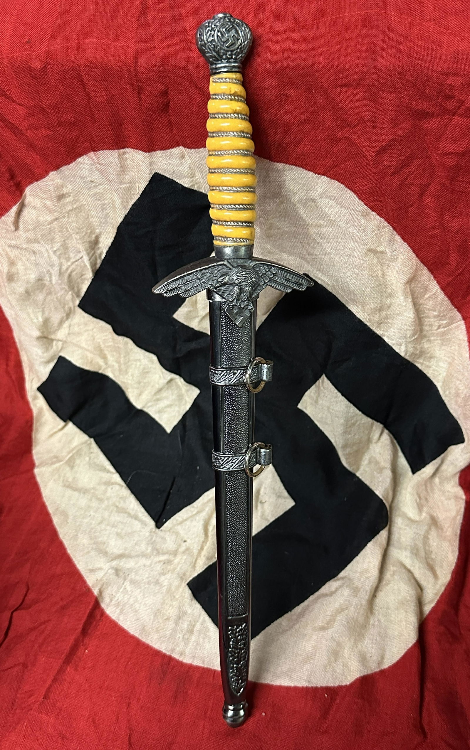 RARE WW2 GERMAN LUFTWAFFE PILOTS DAGGER WITH SCABBARD - UNMARKED: RARE WW2 GERMAN LUFTWAFFE PILOTS DAGGER WITH SCABBARD - UNMARKED. A RARE FIND. IT IS IN MINT OVERALL SHAPE AND CONDITION WITH A BEAUTIFUL OVERALL PATINA. SHOWS GOOD WEAR AND USE. THE BLADE IS UNMARKED