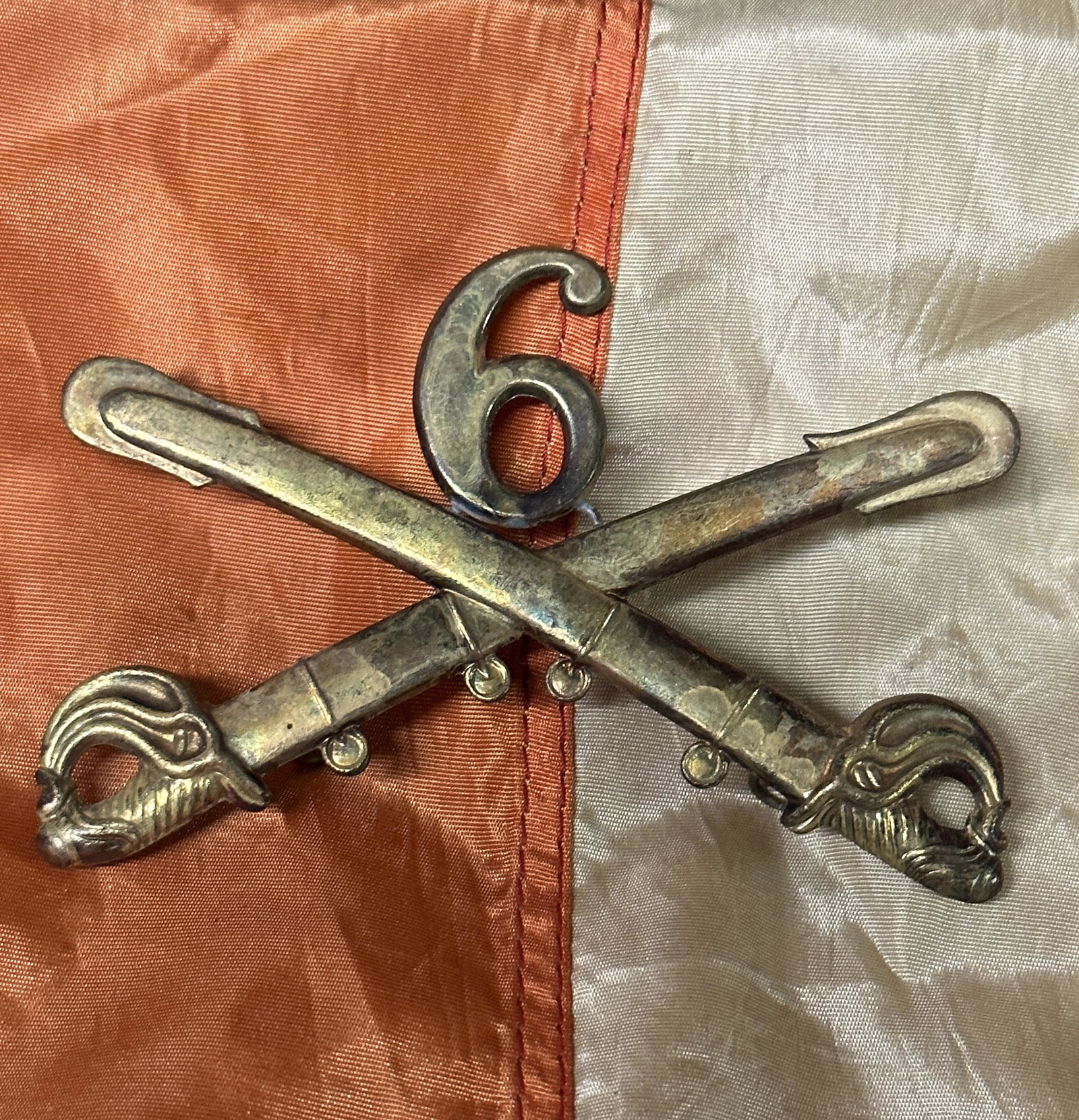 RARE CIVIL WAR U.S. 6TH CAVALRY INSIGNIA BADGE: RARE CIVIL WAR U.S. 6TH CAVALRY INSIGNIA BADGE. A VERY RARE FIND. IT IS IN MINT OVERALL SHAPE AND CONDITION WITH A BEAUTIFUL OVERALL PATINA. HAS A GREAT LOOK TO IT WITH AN EXCELLENT OVERALL EYE APPEAL