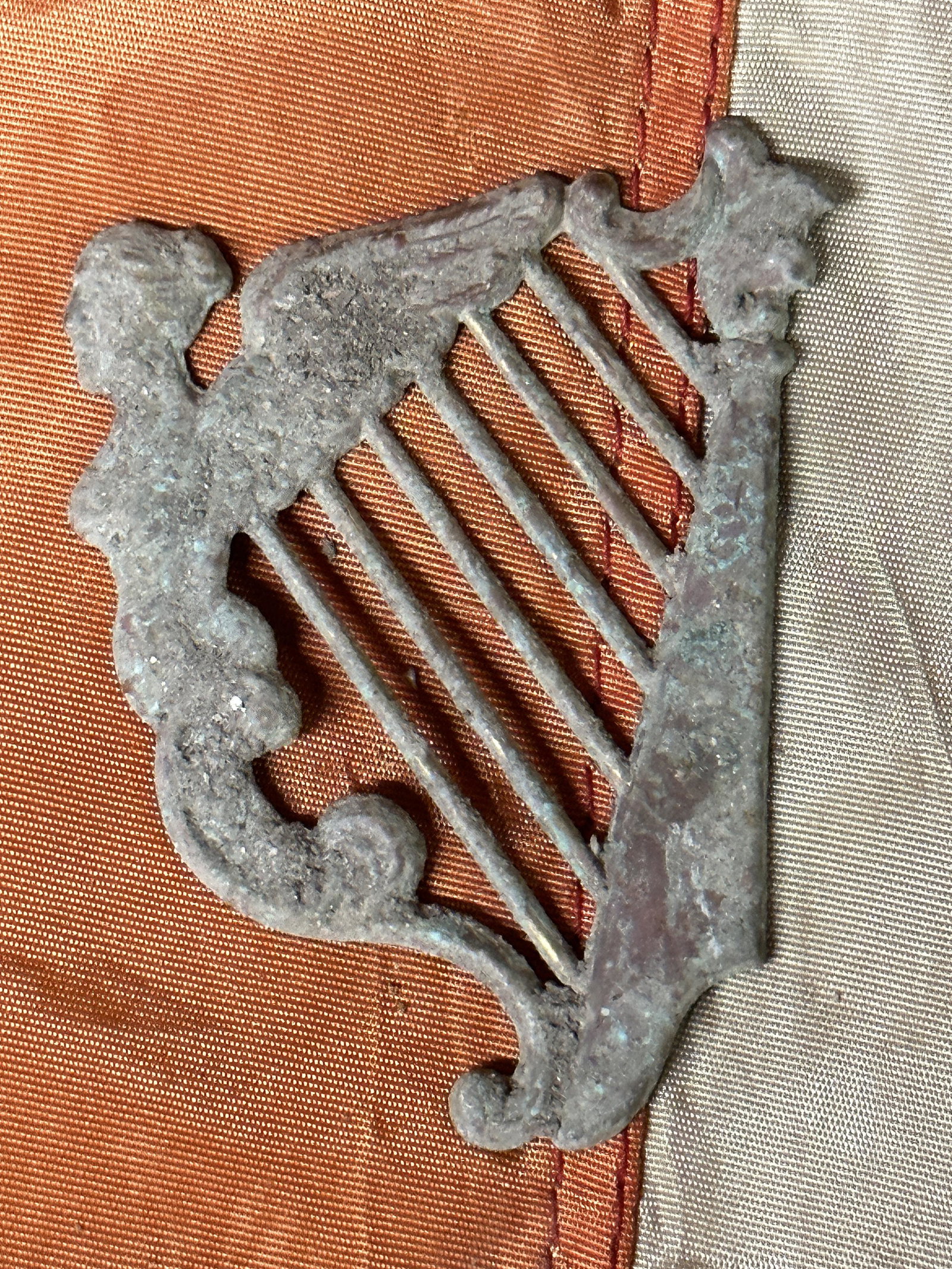 DUG CIVIL WAR NY IRISH BRIGADE HARP PLATE INSIGNIA FROM ANTIETAM, MD: DUG CIVIL WAR NY IRISH BRIGADE HARP PLATE INSIGNIA FROM ANTIETAM, MD. A RARE FIND. IT IS IN MINT OVERALL SHAPE AND CONDITION WITH A BEAUTIFUL OVERALL PATINA. HAS A GREAT LOOK TO IT WITH AN EXCELLENT O