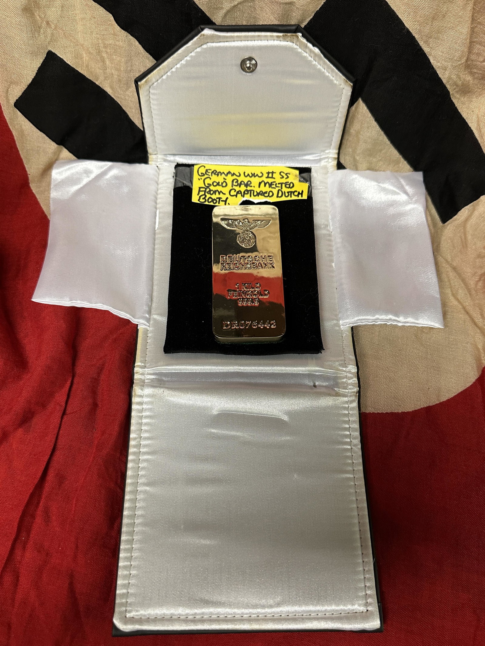 RARE WW2 GERMAN SS POST WAR GOLD BARK: RARE WW2 GERMAN SS POST WAR GOLD BARK. POST WAR COPY. COMES WITH THE ORIGINAL SS BOX. PLEASE VIEW PICTURES.
