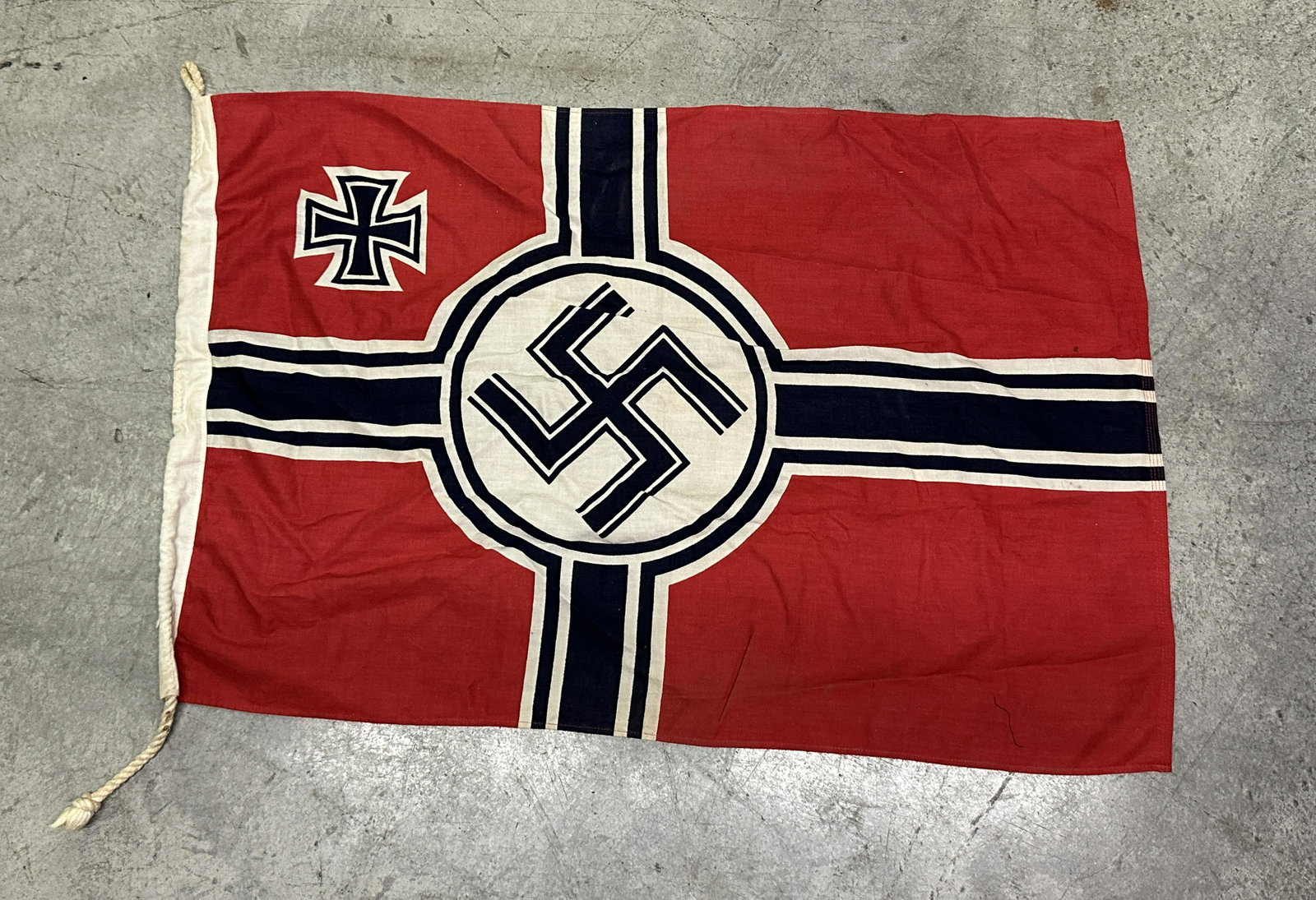 RARE WW2 GERMAN KRIEGSMARINE BATTLE FLAG: RARE WW2 GERMAN KRIEGSMARINE BATTLE FLAG. A RARE FIND. IT IS IN MINT OVERALL SHAPE AND CONDITION WITH A BEAUTIFUL OVERALL PATINA. SHOWS GOOD WEAR AND USE. PLEASE VIEW ALL DETAILED PICTURES. A WELL MAD