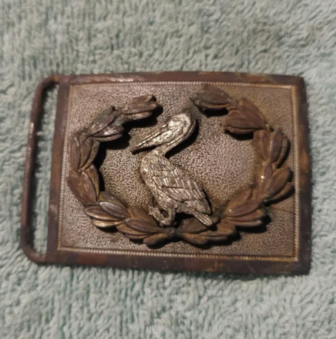 RARE CIVIL WAR LOUISIANA STATE PELICAN BELT BUCKLE: RARE CIVIL WAR LOUISIANA STATE PELICAN BELT BUCKLE. A RARE FIND. IT IS IN MINT OVERALL SHAPE AND CONDITION WITH A BEAUTIFUL OVERALL PATINA. HAS A GREAT LOOK TO IT WITH AN EXCELLENT OVERALL EYE APPEAL.