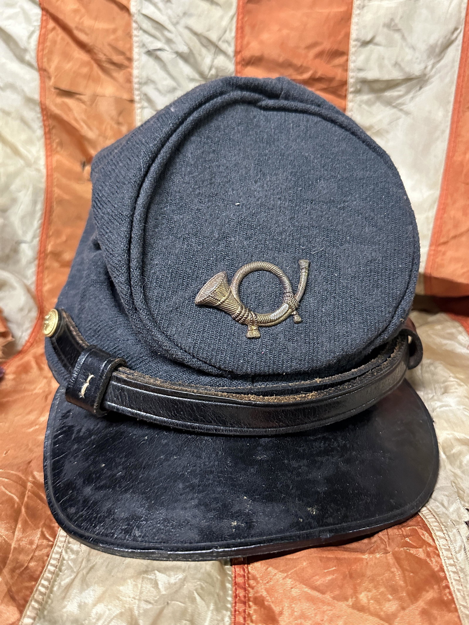 CIVIL WAR CONFEDERATE INFANTRY FORAGE BUMMERS CAP HAT KEPI WITH C.S. BUTTONS: CIVIL WAR CONFEDERATE INFANTRY FORAGE BUMMERS CAP HAT KEPI WITH C.S. BUTTONS. A VERY RARE BUMMERS CAP THAT IS IN MINT OVERALL SHAPE AND CONDITION WITH A BEAUTIFUL OVERALL PATINA. HAS A GREAT LOOK TO I