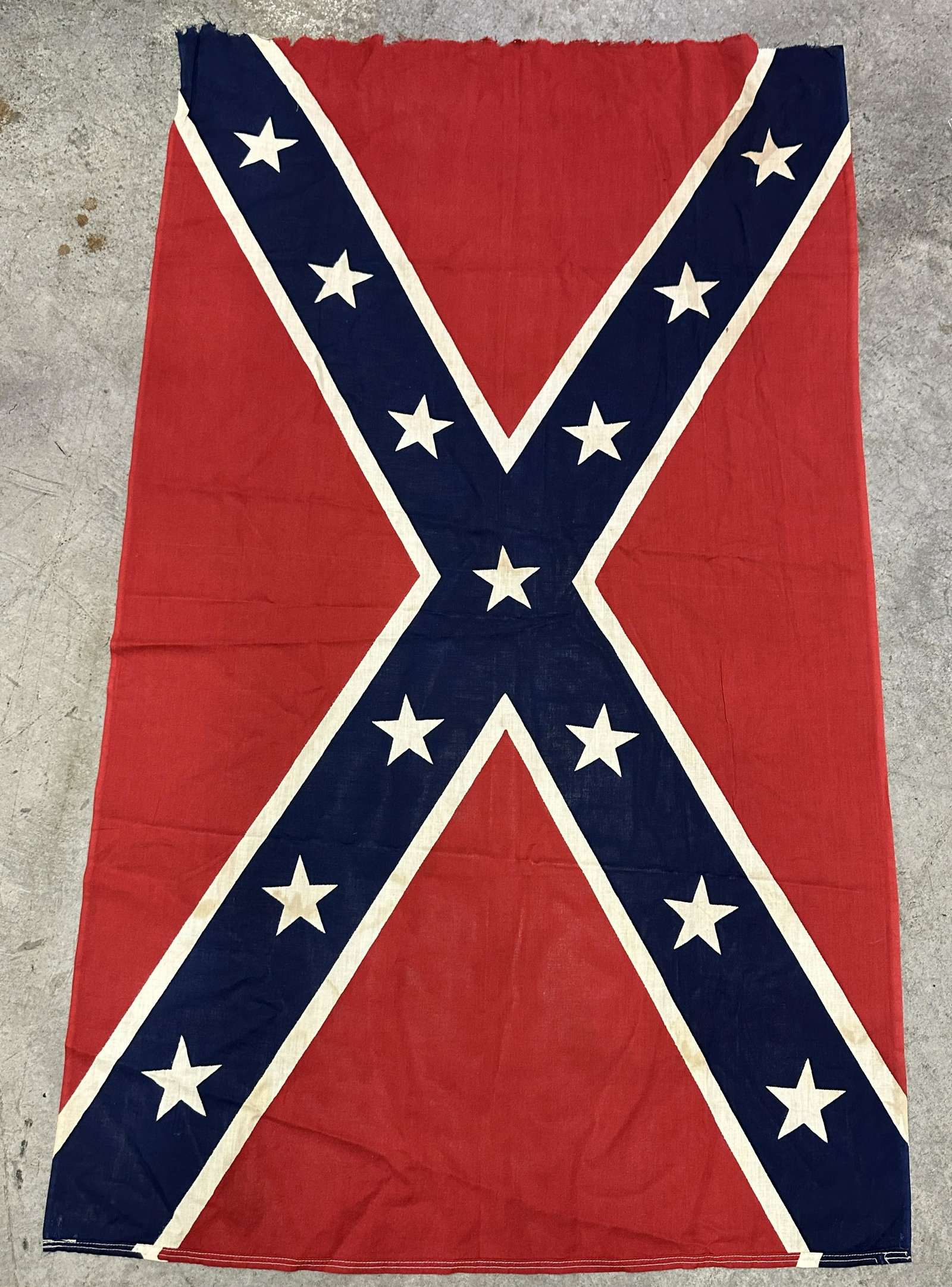 RARE CIVIL WAR CONFEDERATE 13 STAR COTTON FLAG: RARE CIVIL WAR CONFEDERATE 13 STAR COTTON FLAG. A VERY RARE FIND. IT IS IN MINT OVERALL SHAPE AND CONDITION WITH A BEAUTIFUL OVERALL PATINA. SHOWS GOOD WEAR AND USE. PLEASE VIEW ALL DETAILED PICTURES.