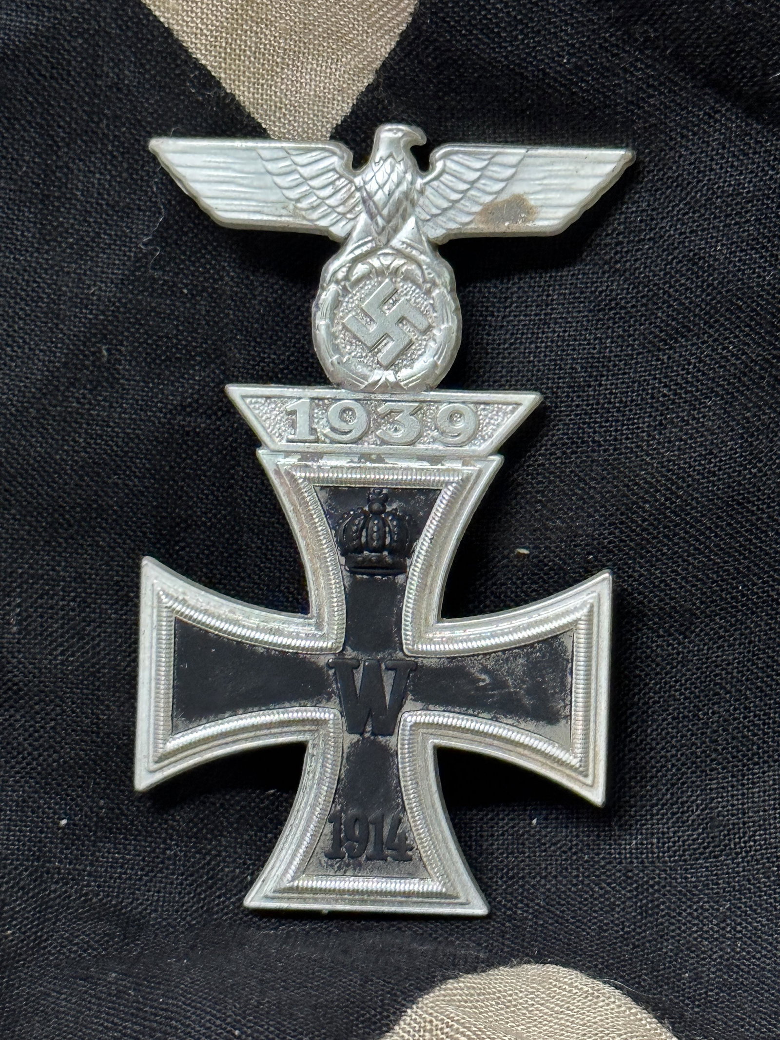 RARE WW1 IRON CROSS 1ST CLASS WITH 1939 SPANGE: RARE WW1 IRON CROSS 1ST CLASS WITH 1939 SPANGE. The Clasp to the Iron Cross (Spange zum Eisernen Kreuz) was a metal medal clasp displayed on the uniforms of German Wehrmacht personnel who had been awa