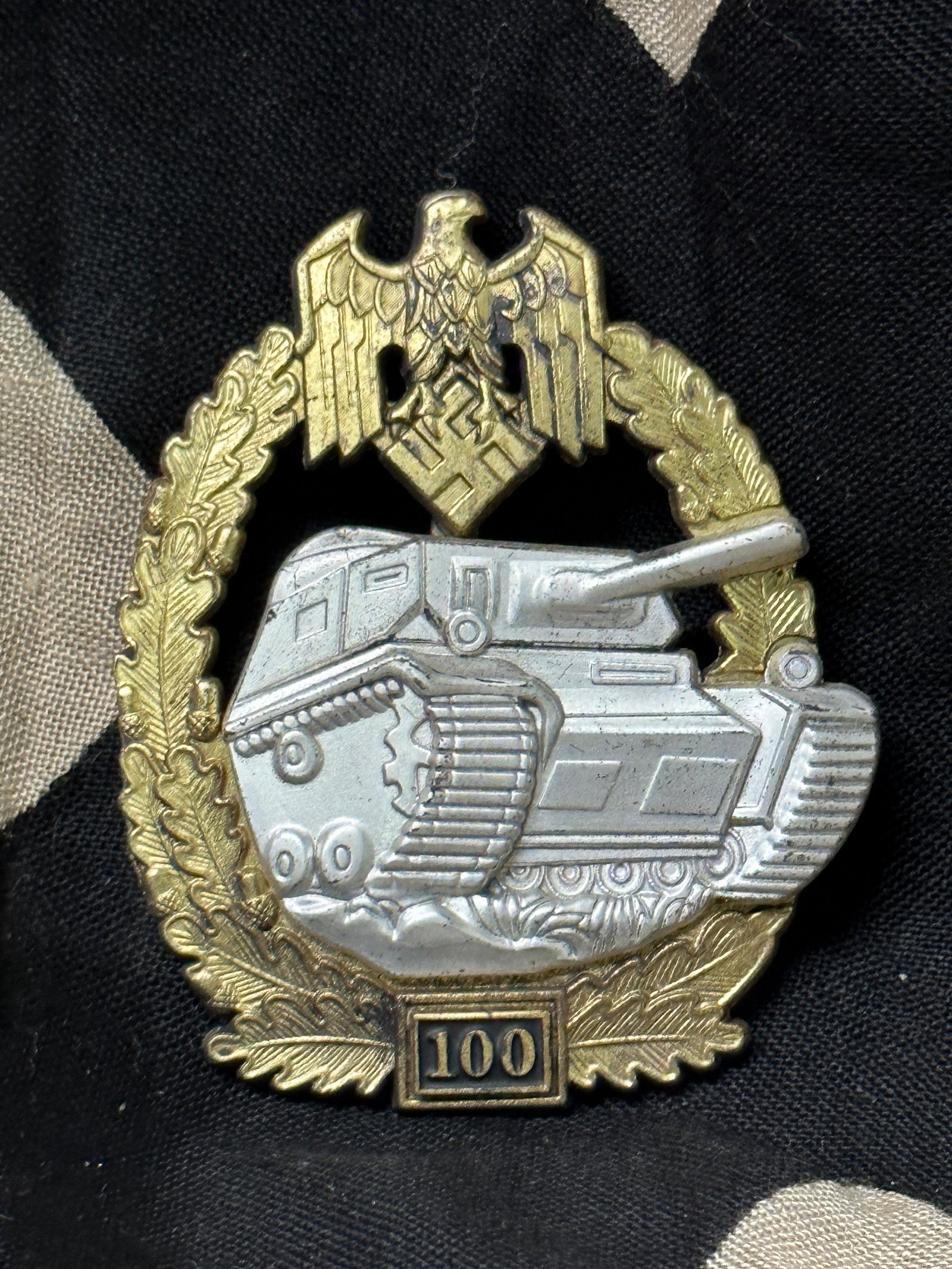 RARE WW2 GERMAN PANZER ASSAULT BADGE 100 ENGAGEMENTS BY JFS: RARE WW2 GERMAN PANZER ASSAULT BADGE 100 ENGAGEMENTS BY JFS. A RARE FIND. IT IS IN MINT OVERALL SHAPE AND CONDITION WITH A BEAUTIFUL OVERALL PATINA. SHOWS GOOD WEAR AND USE. PLEASE VIEW ALL DETAILED P