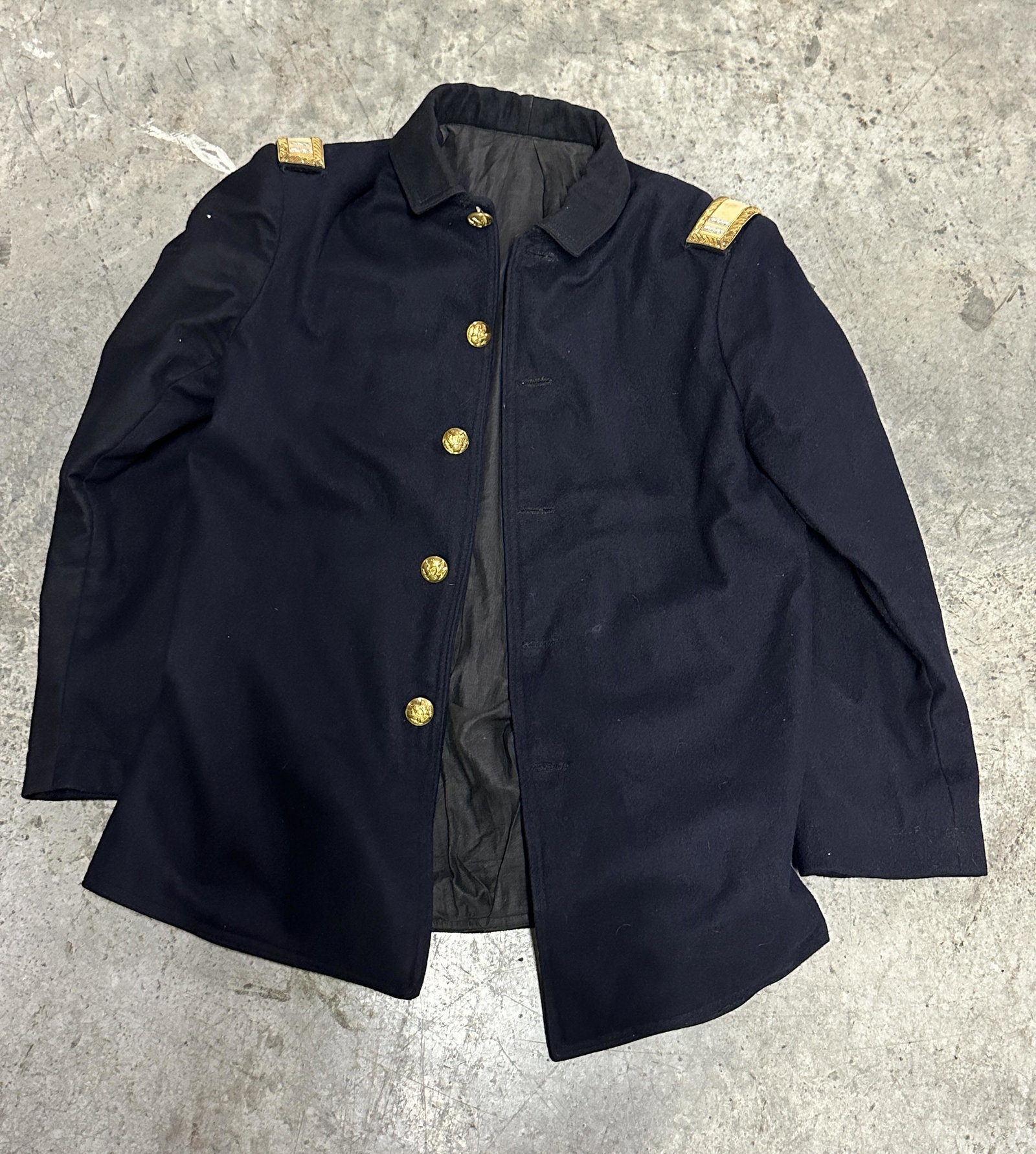 SCARCE CIVIL WAR CAVALRY OFFICER WARTIME JACKET WITH "C" BUTTONS: SCARCE CIVIL WAR CAVALRY OFFICER WARTIME JACKET WITH "C" BUTTONS. A RARE FIND. IT IS IN MINT OVERALL SHAPE AND CONDITION WITH A BEAUTIFUL OVERALL PATINA. SHOWS GOOD WEAR AND USE. HAS THE CAVALRY YELLO