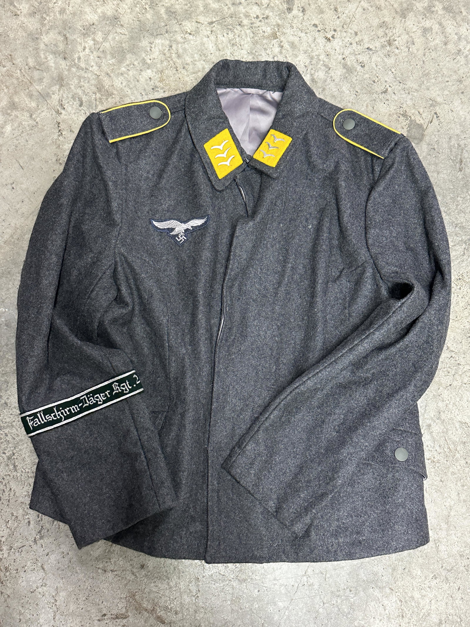 RARE WW2 GERMAN LUFTWAFFE FALLSCHIRM-JAGER PILOTS TUNIC JACKET: RARE WW2 GERMAN LUFTWAFFE FALLSCHIRM-JAGER PILOTS TUNIC JACKET. HAS THE MAKER MARKS ON THE INSIDE. SHOWS GOOD WEAR AND USE WITH A BEAUTIFUL PATINA THROUGHOUT. SHOWS GOOD WEAR AND FIELD USE. PLEASE VIE