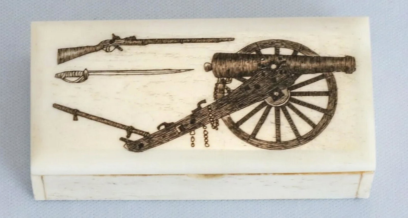 CIVIL WAR BATTLEFIELD SOLDIER HAND CARVED TRINKET/SNUFF BOX: CIVIL WAR BATTLEFIELD SOLDIER HAND CARVED TRINKET/SNUFF BOX. A VERY RARE FIND. IT IS IN MINT OVERALL SHAPE AND CONDITION WITH A BEAUTIFUL OVERALL PATINA. HAND-CARVED BY THE SOLDIER WITH BEAUTIFUL DETA
